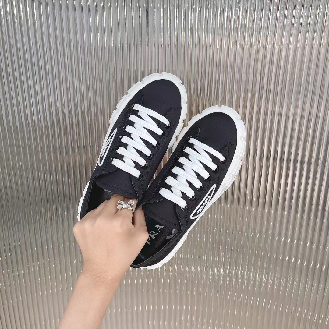 [TOP] PRADA Triangle Logo Sneaker - Black
