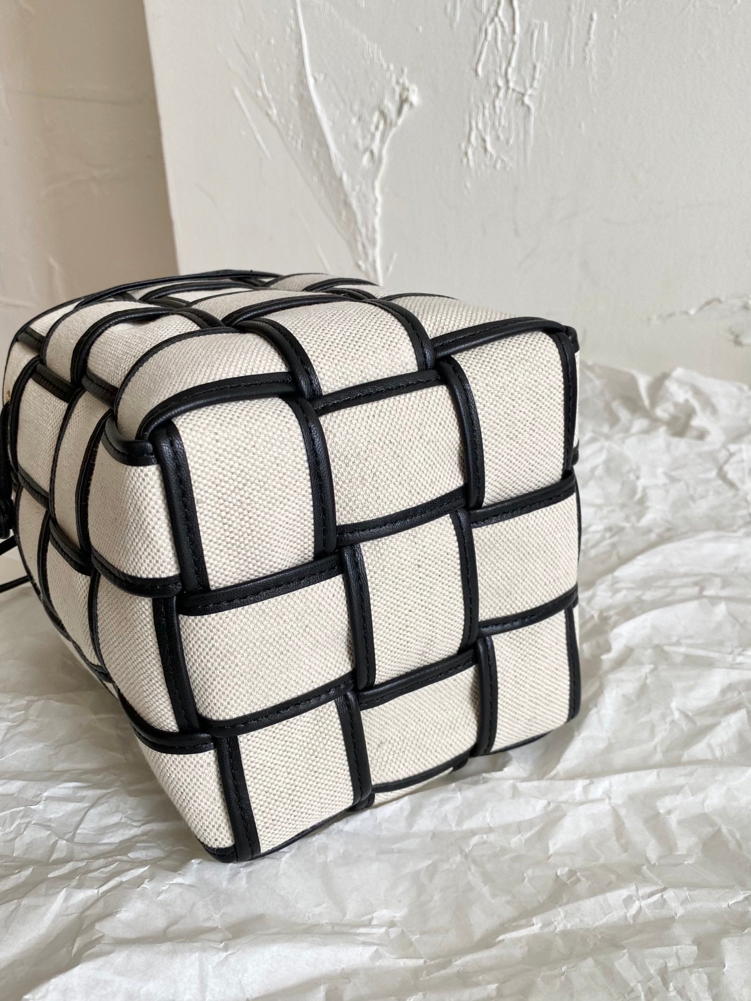 [TOP] Bottega Veneta BV  Cassette Bucket Bag - Natural/Black