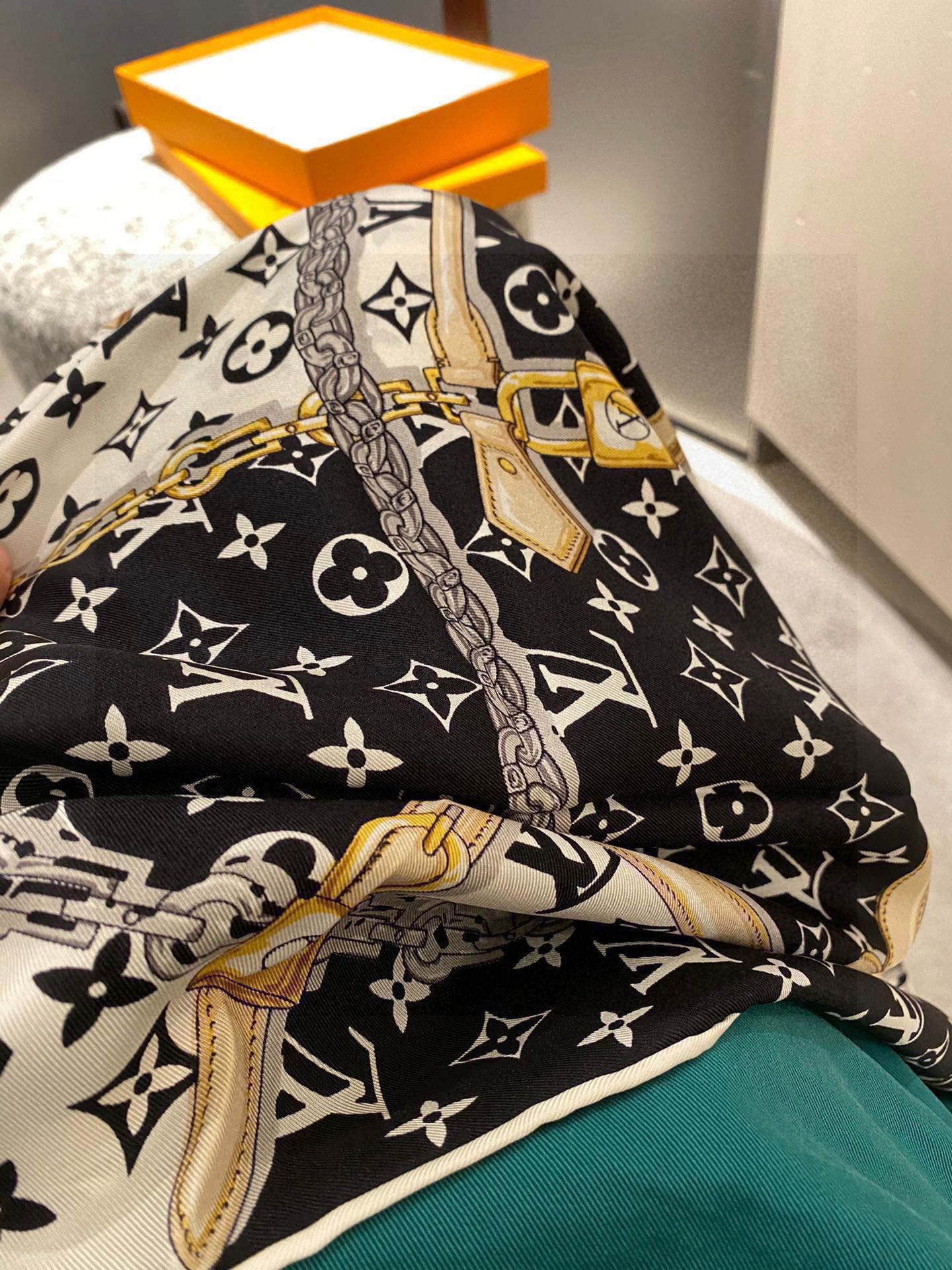 [TOP] Louis Vuitton LV L*V Silk Square Scarf