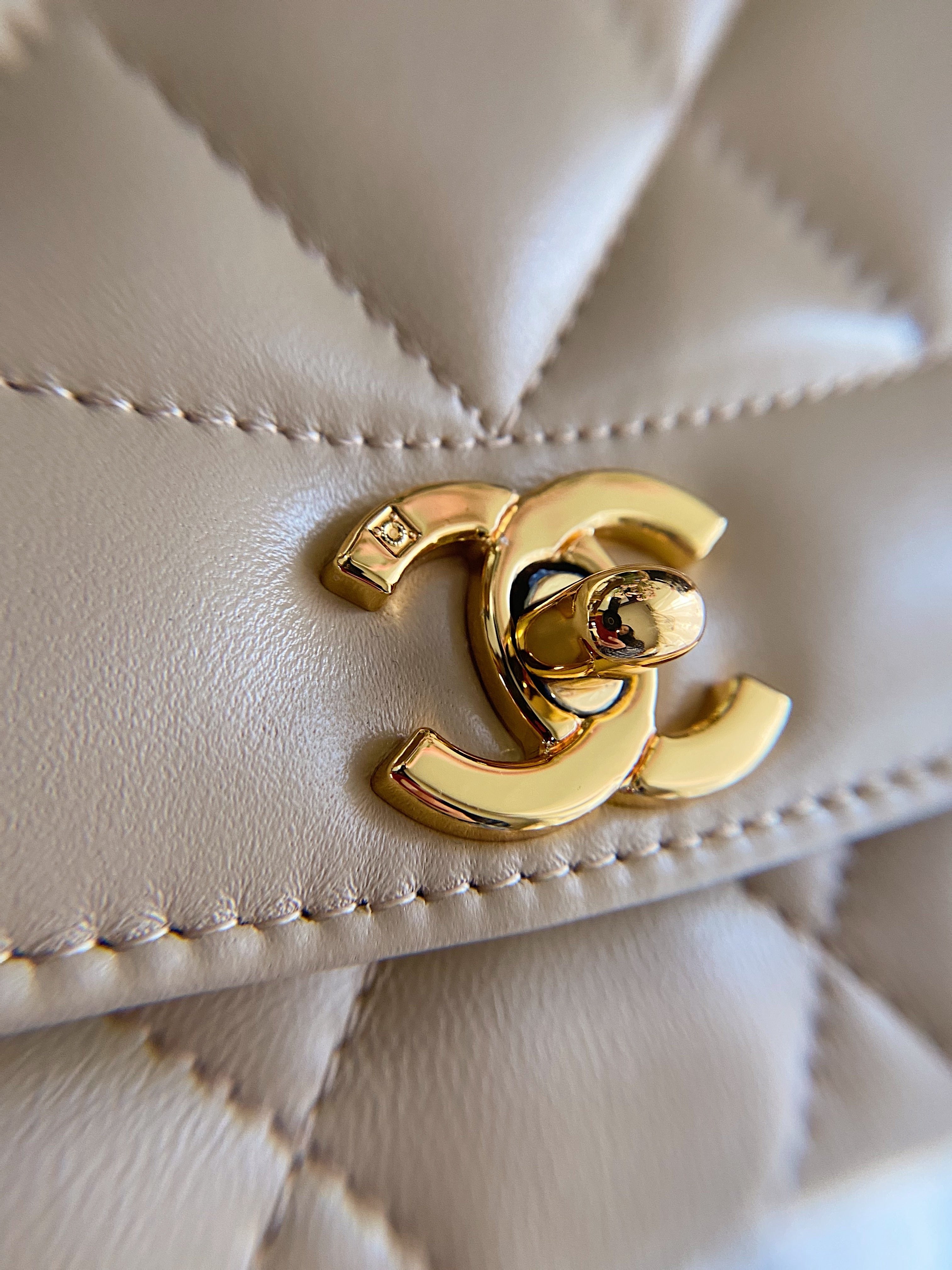 [TOP] CHANEL Diana Small Flap Bag - Beige & GHW
