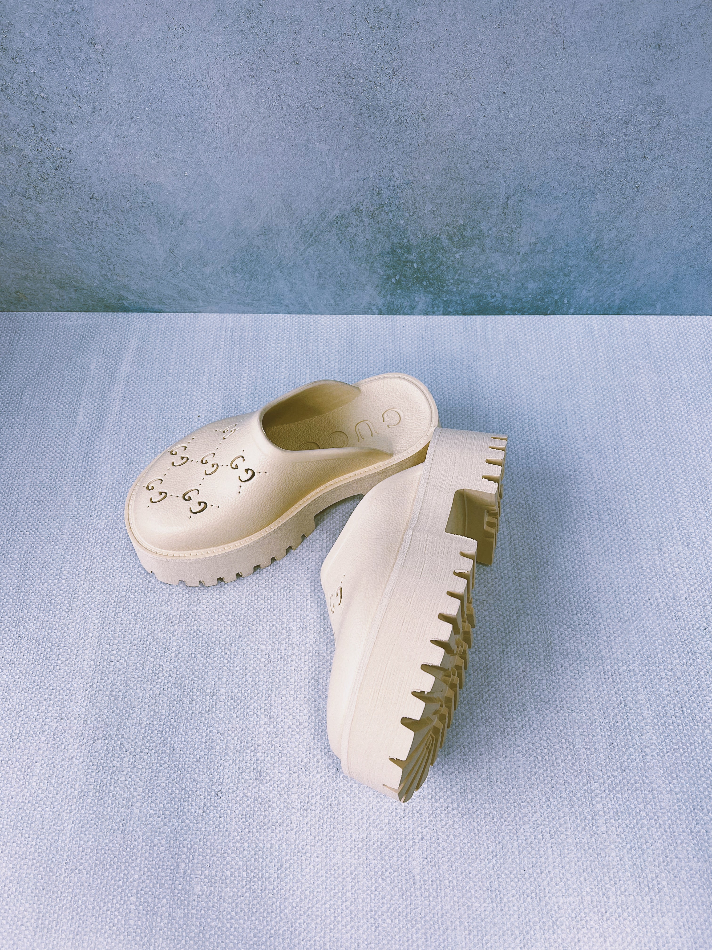 [TOP] GUCCI Perforated Platform Mules - Cream