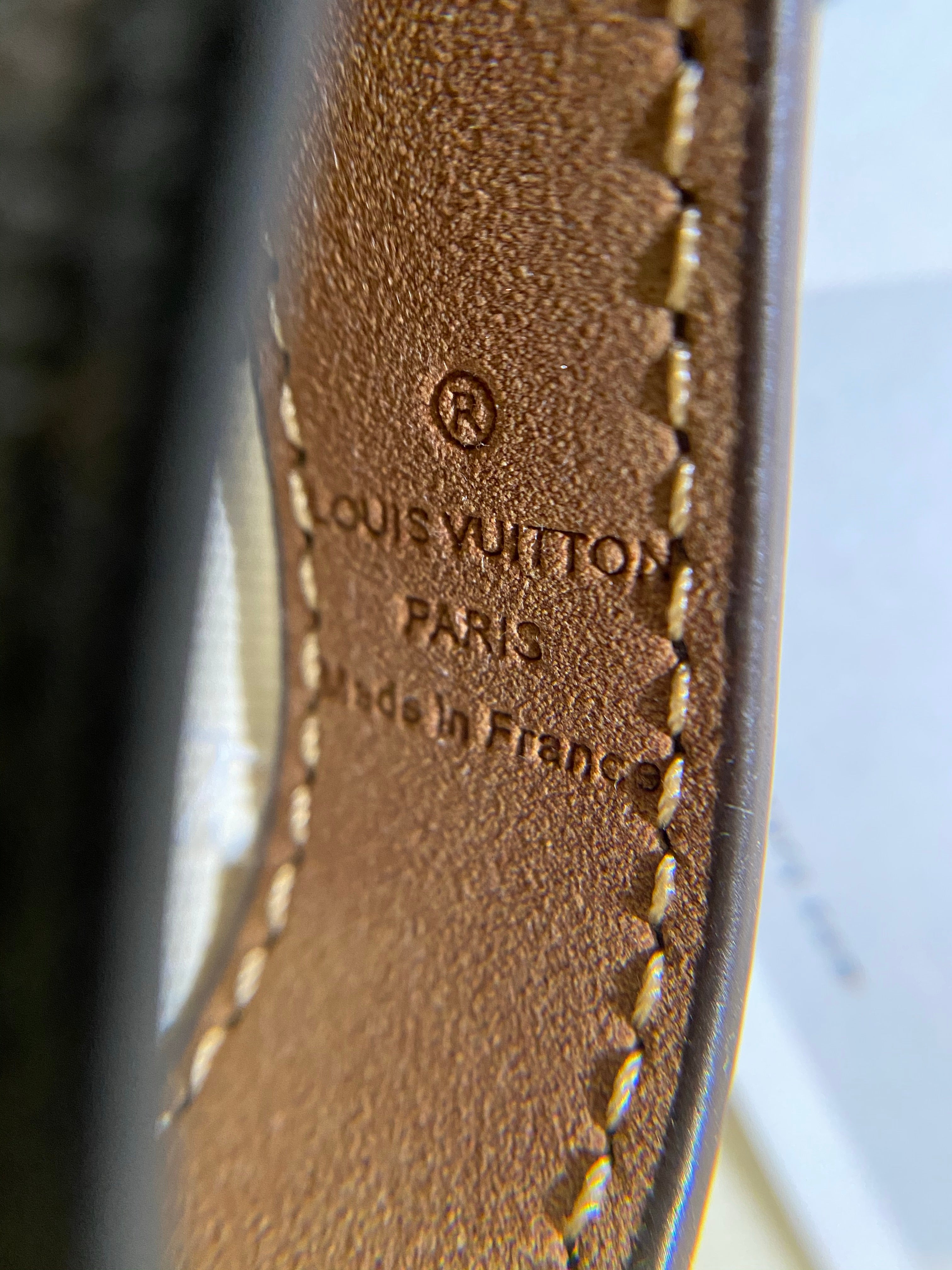 [TOP] Louis Vuitton LV £V Dragonne Key Holder