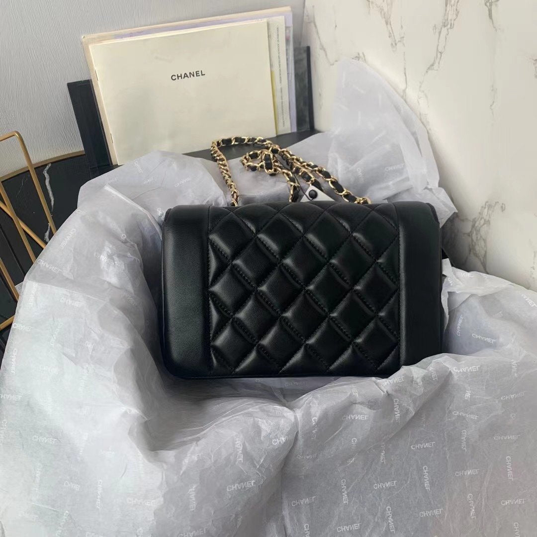 [TOP] CHANEL Diana Small Flap Bag - Black & GHW