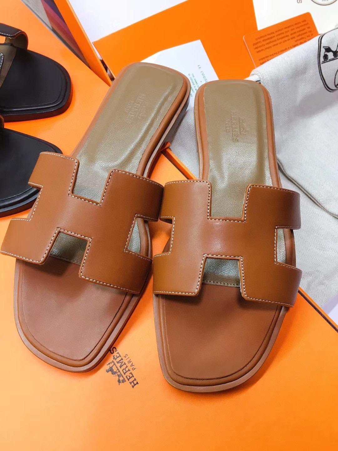 [TOP] HERMES Oran Smooth Leather Slides - Black/White/Brown