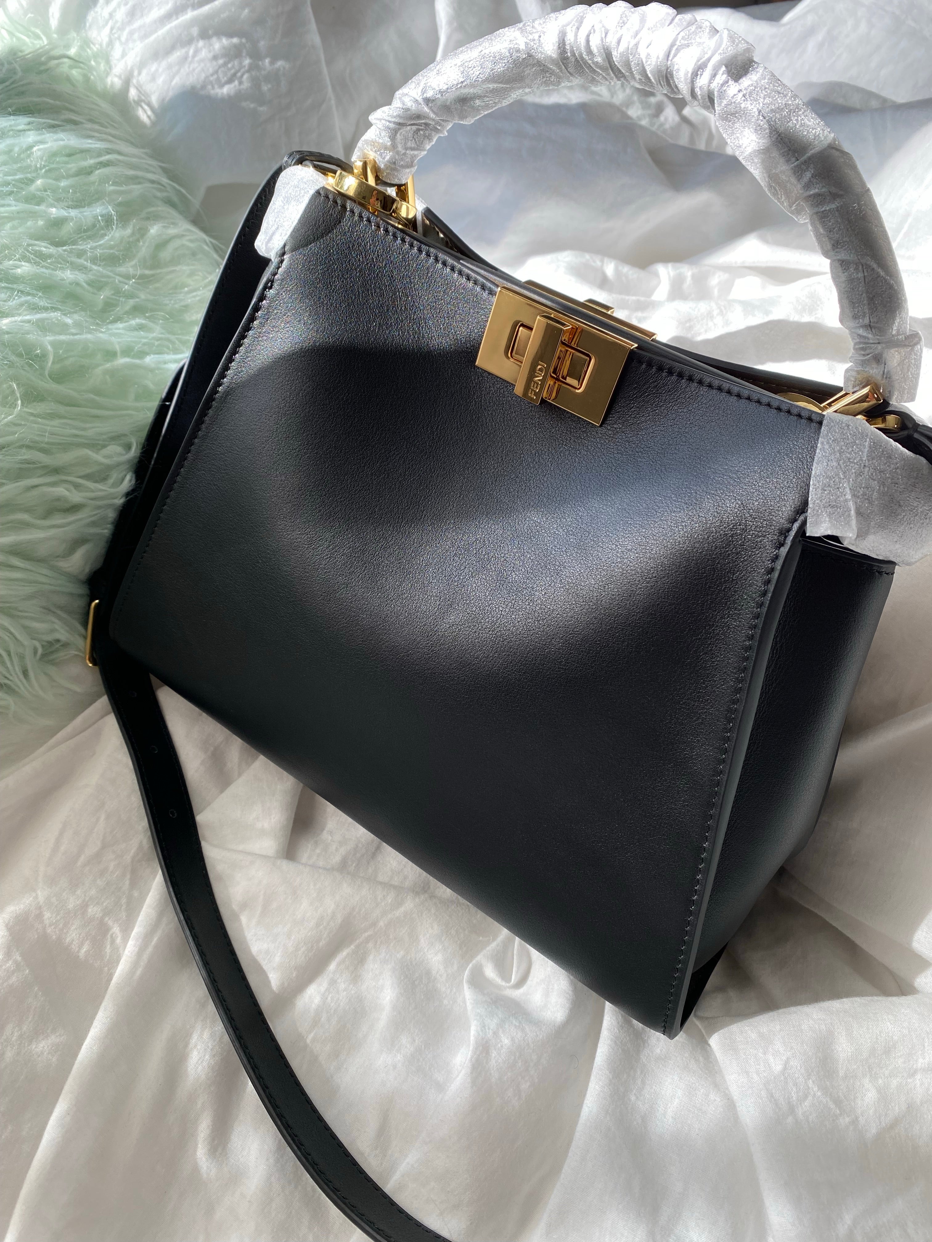 [TOP] FENDI FENDI Peekaboo Essentially - Black