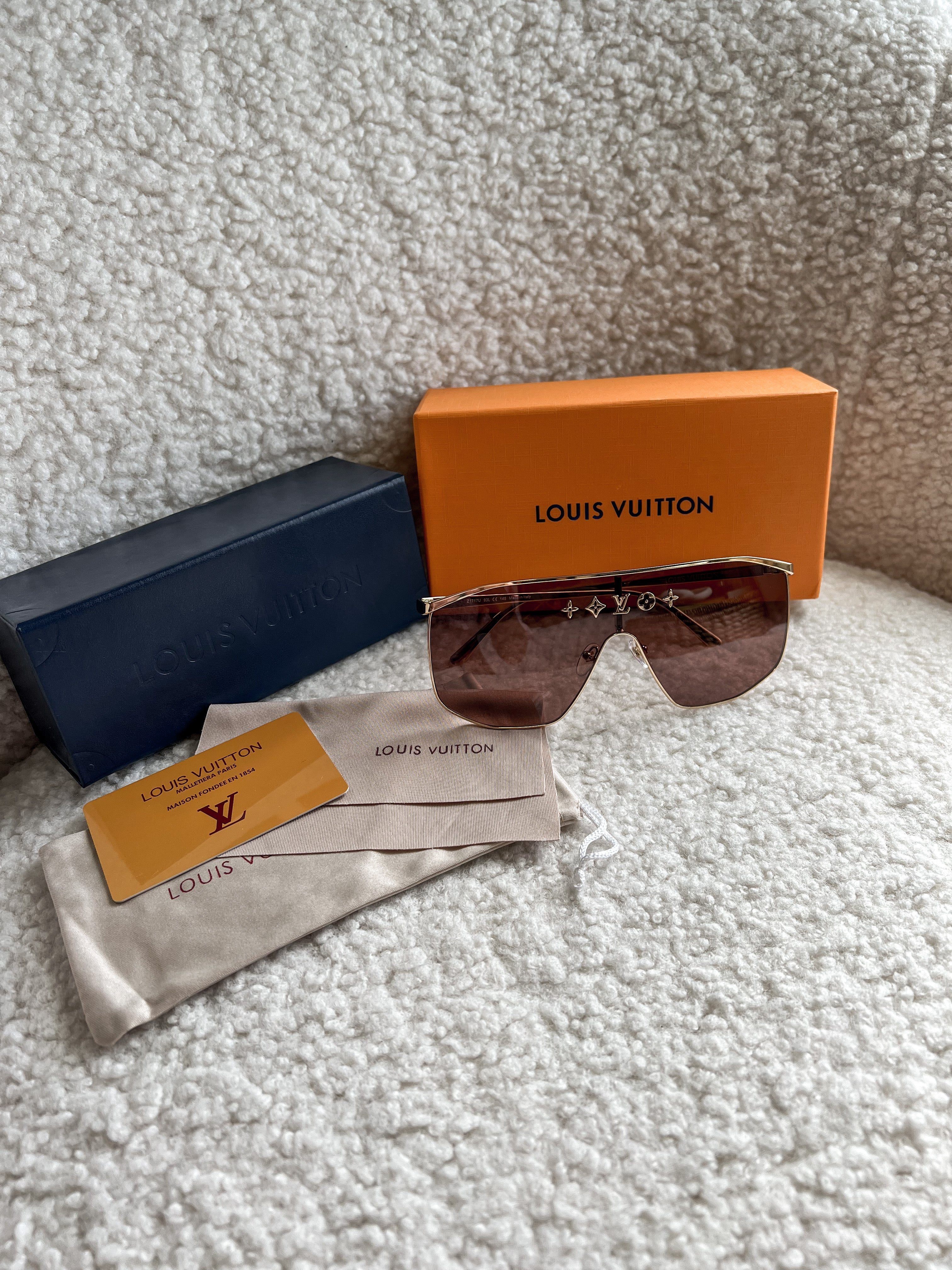 [TOP] Louis Vuitton LV L*V Golden Mask Sunglasses Gold Metal