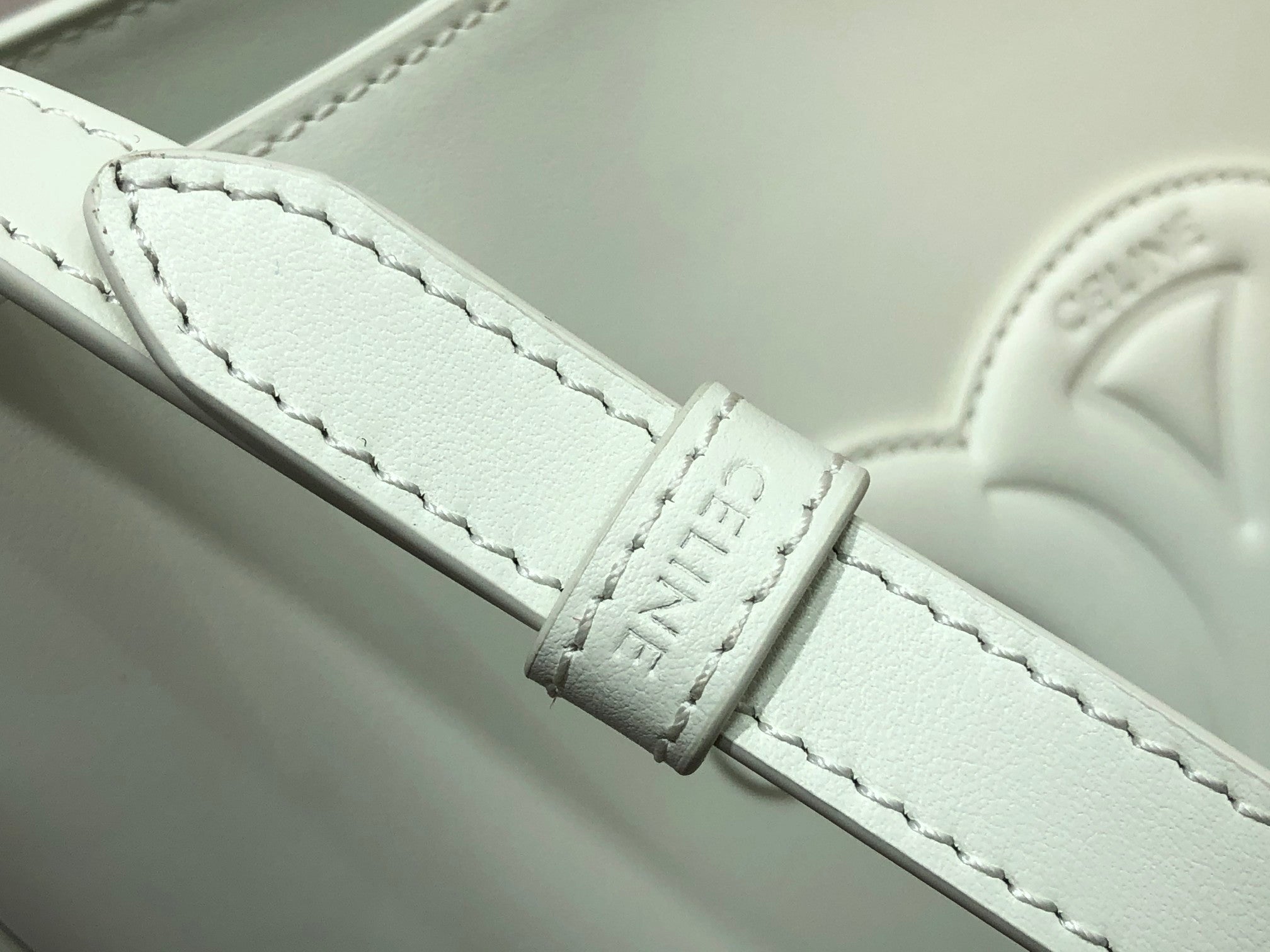 [TOP] CELINE Cuir Triomphe Bucket Bag 18X22X43CM  - White