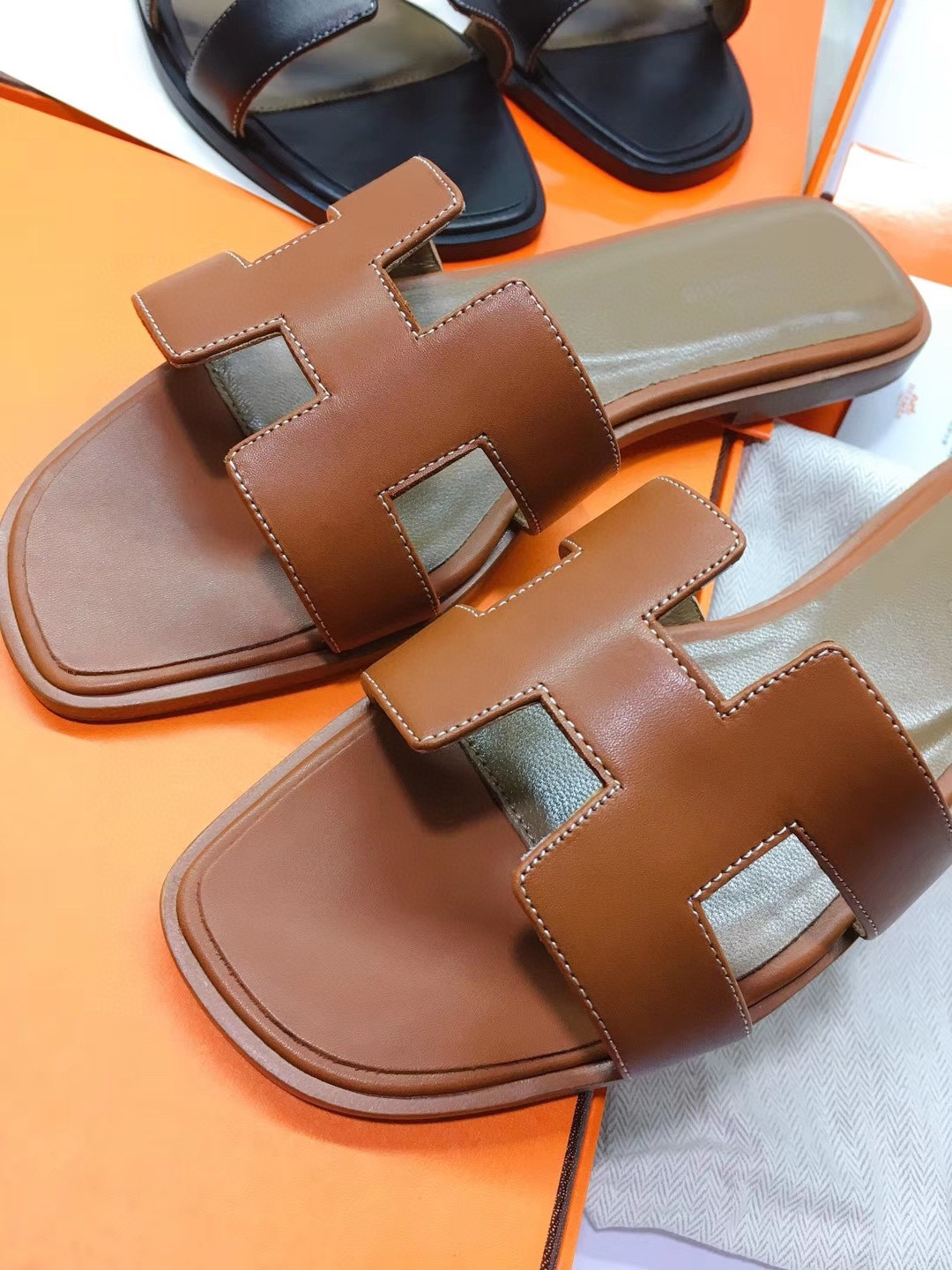 [TOP] HERMES Oran Smooth Leather Slides - Black/White/Brown
