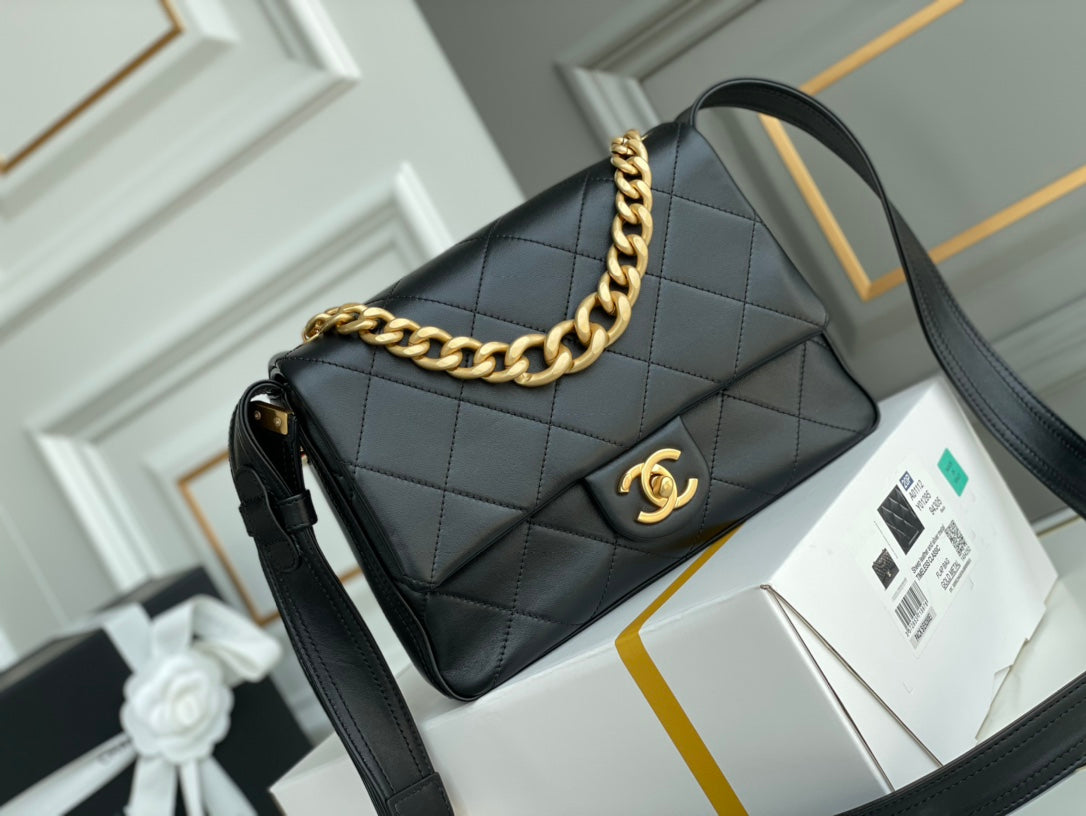 [TOP] CHANEL Hobo Flap Bag - Black & GHW