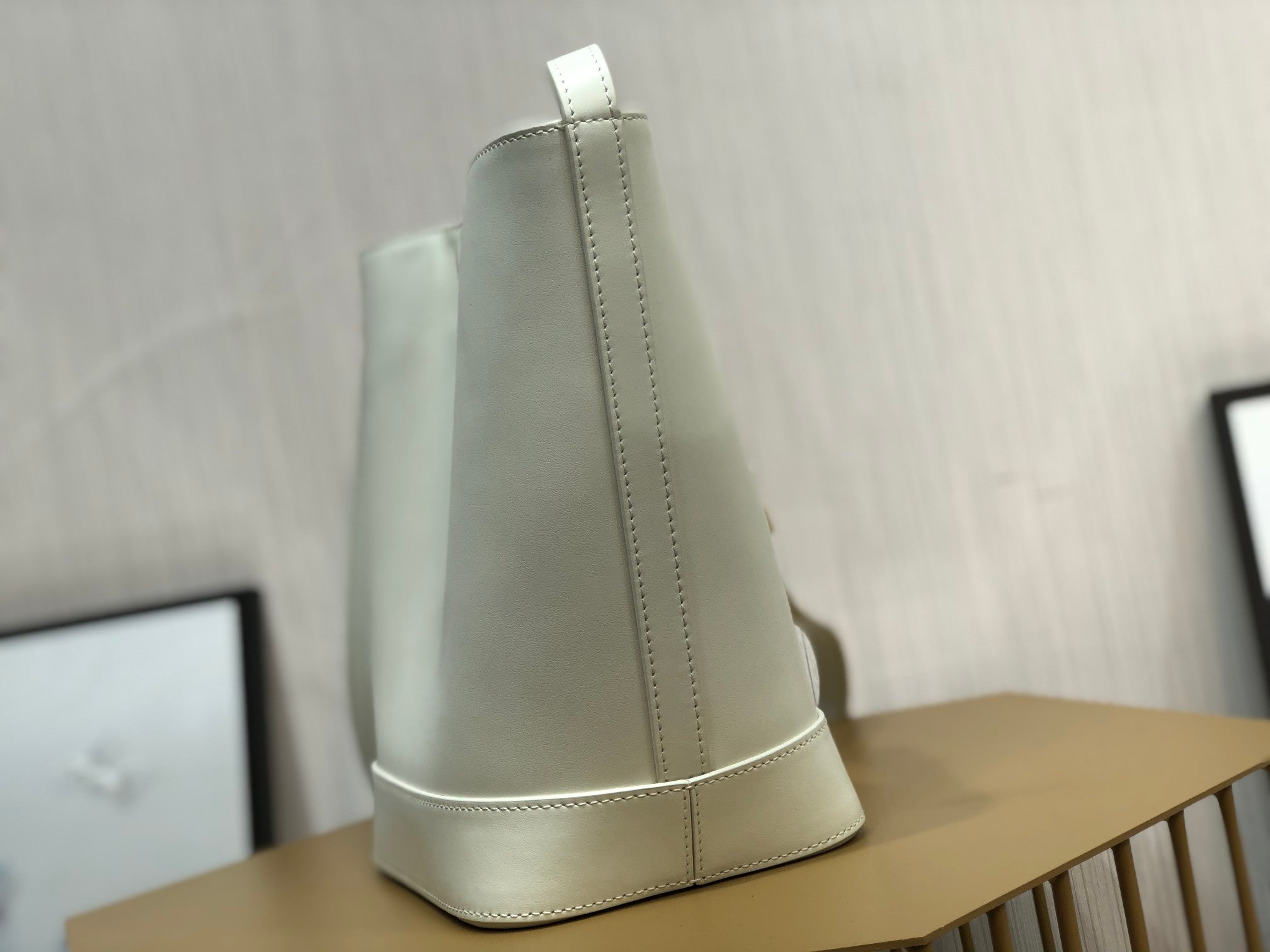 [TOP] CELINE Cuir Triomphe Bucket Bag 18X22X43CM  - White