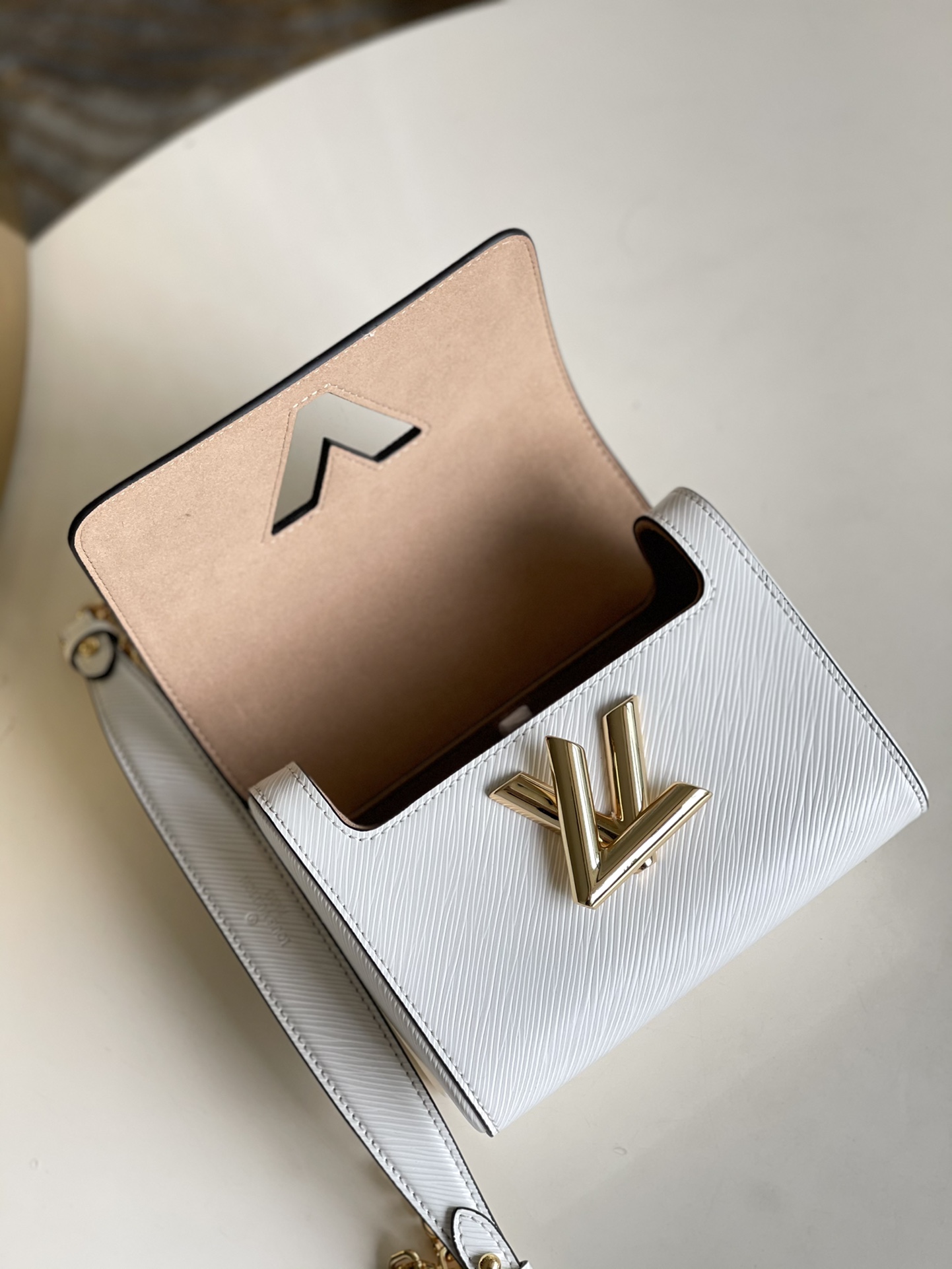 [TOP] Louis Vuitton LV Mini LV Epi Twist Bag 18x15x9cm- White