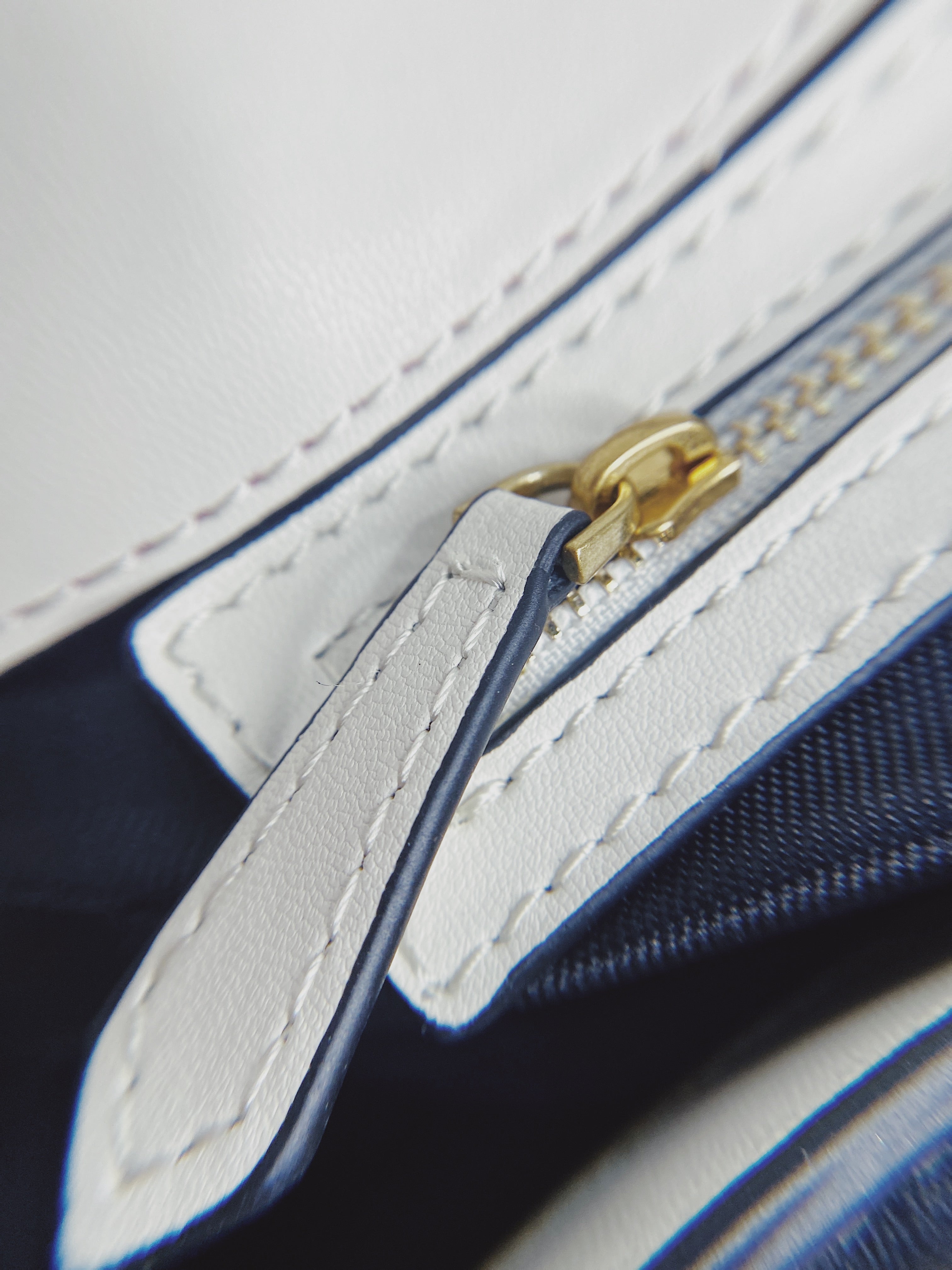 [TOP] FENDI White Baguette Shoulder Bag