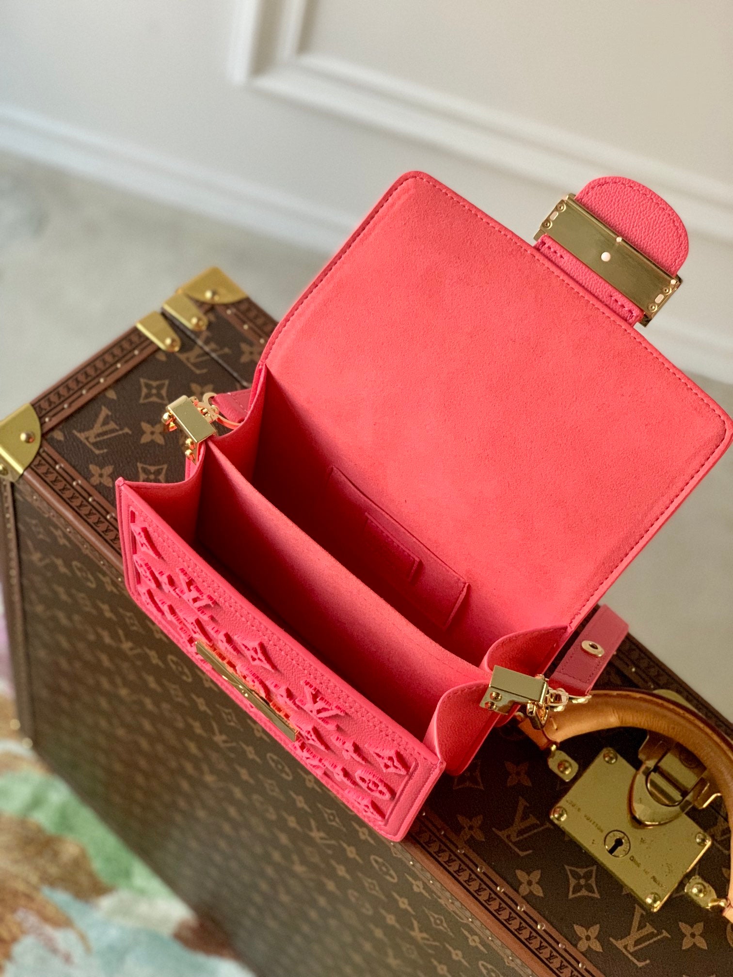 [TOP] Louis Vuitton LV L*V Mini Dauphine Tufted Monogram 20x15x9 cm- Rose Fluo