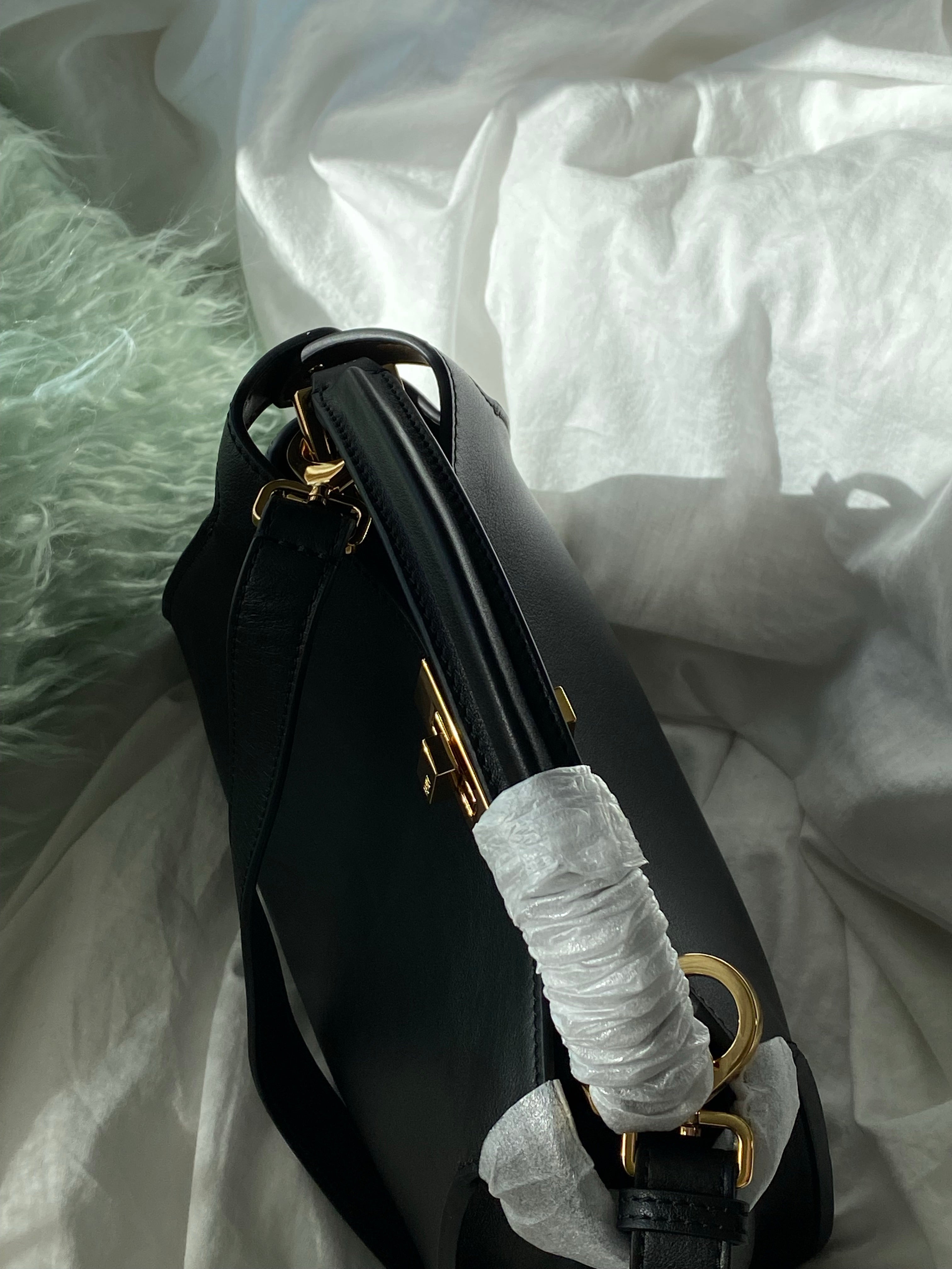 [TOP] FENDI FENDI Peekaboo Essentially - Black