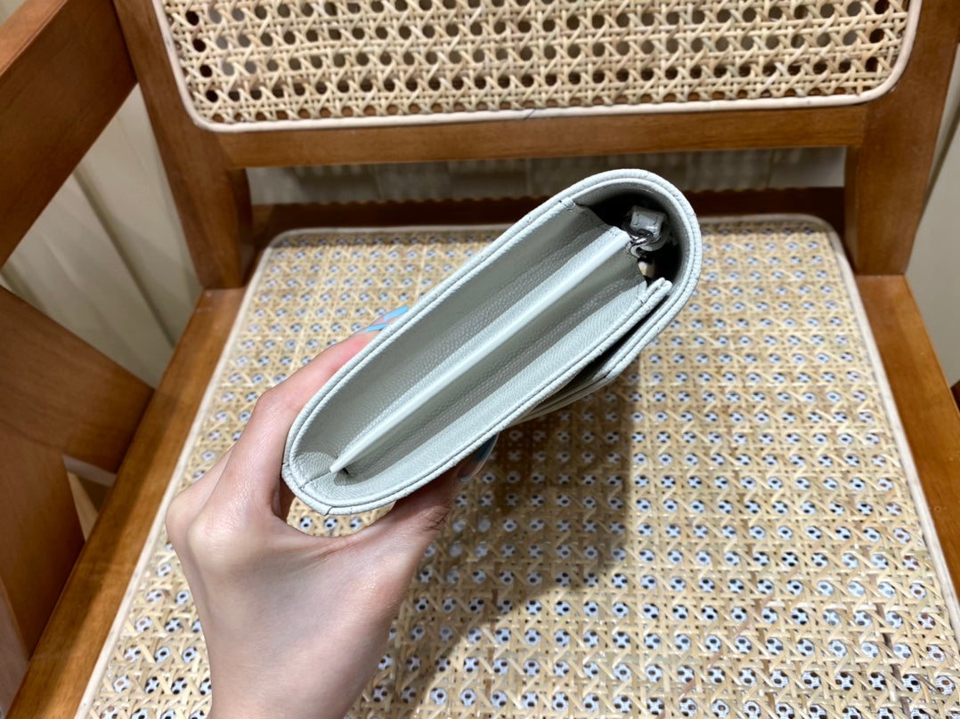 [TOP] Yves Saint Laurent YSL Woc Matelasse Medium Bag - White SHW