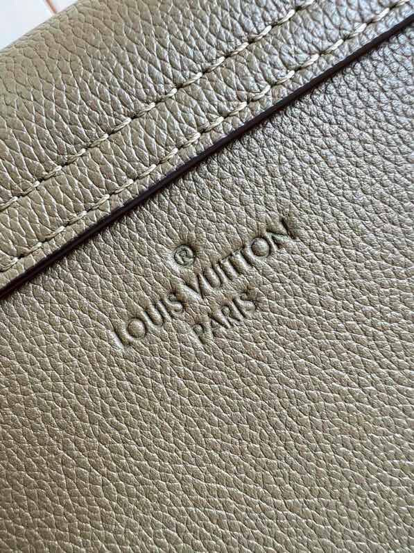 [TOP] Louis Vuitton LV L*V Lock Me Tender 13 x 8 x 19 cm- Khaki