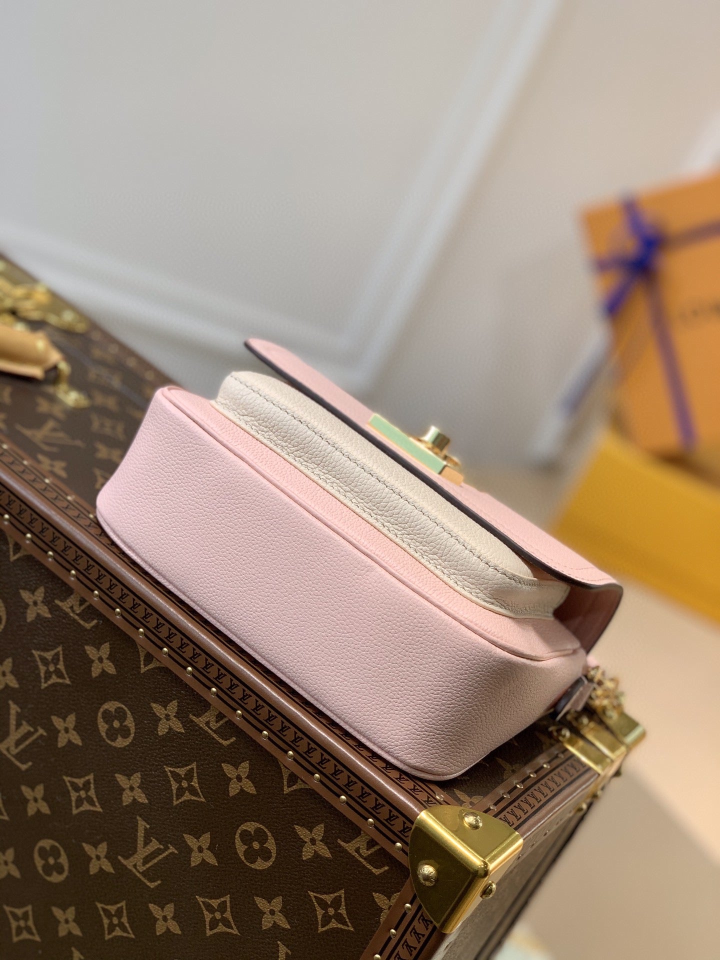 [TOP] Louis Vuitton LV Lock Me Tender 19×13 ×8 cm- Pink and Cream