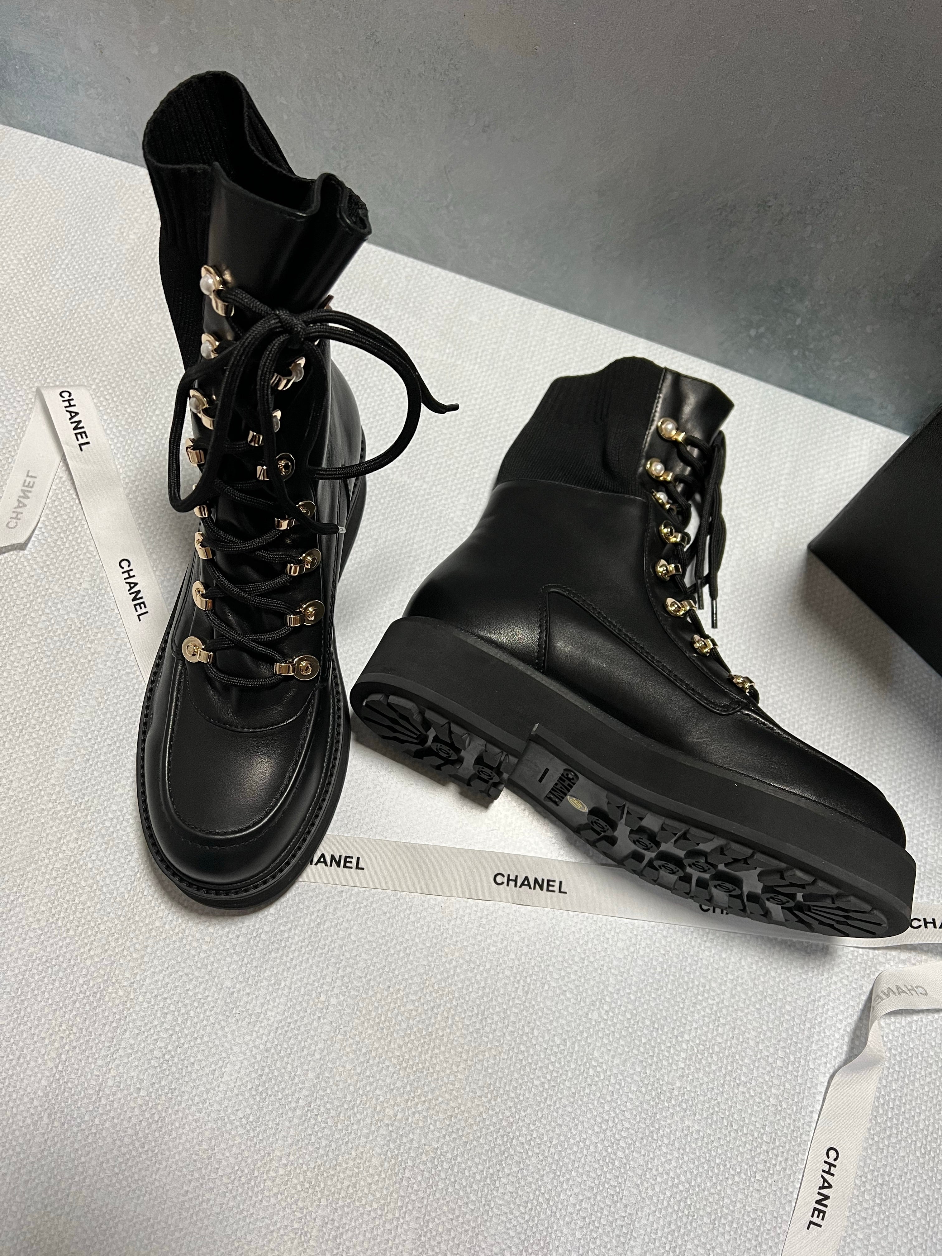[TOP] CHANEL Icon Plain Toe Round Lace Up Casual Boots - Black