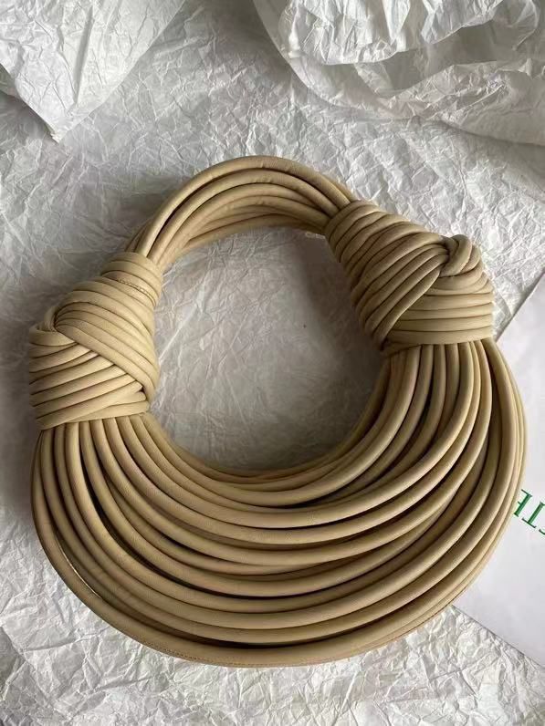 [TOP] Bottega Veneta BV  Double Knot Noodle Bag - Beige