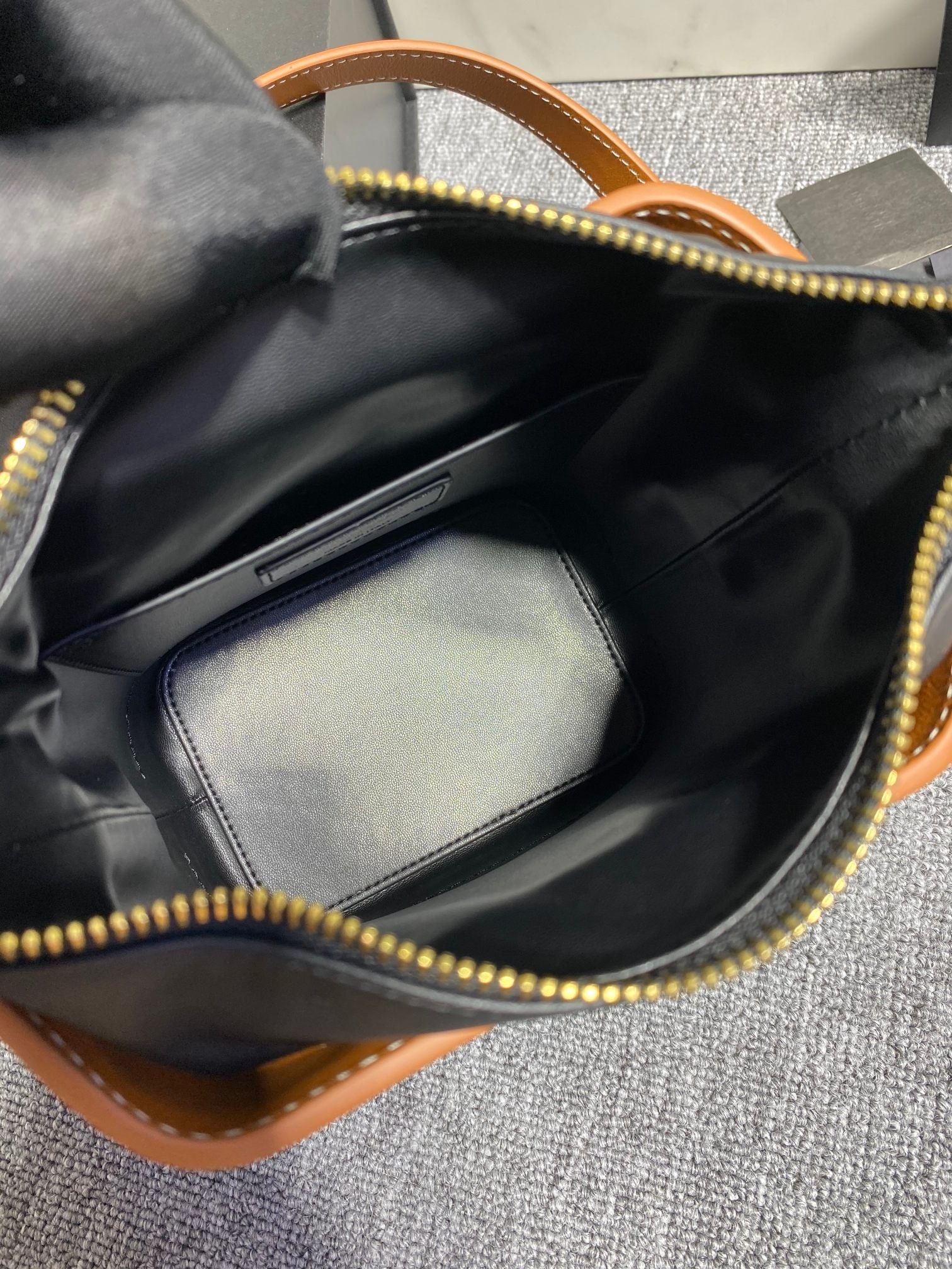 [TOP] Yves Saint Laurent YSL Aphile Bucket Bag - Black