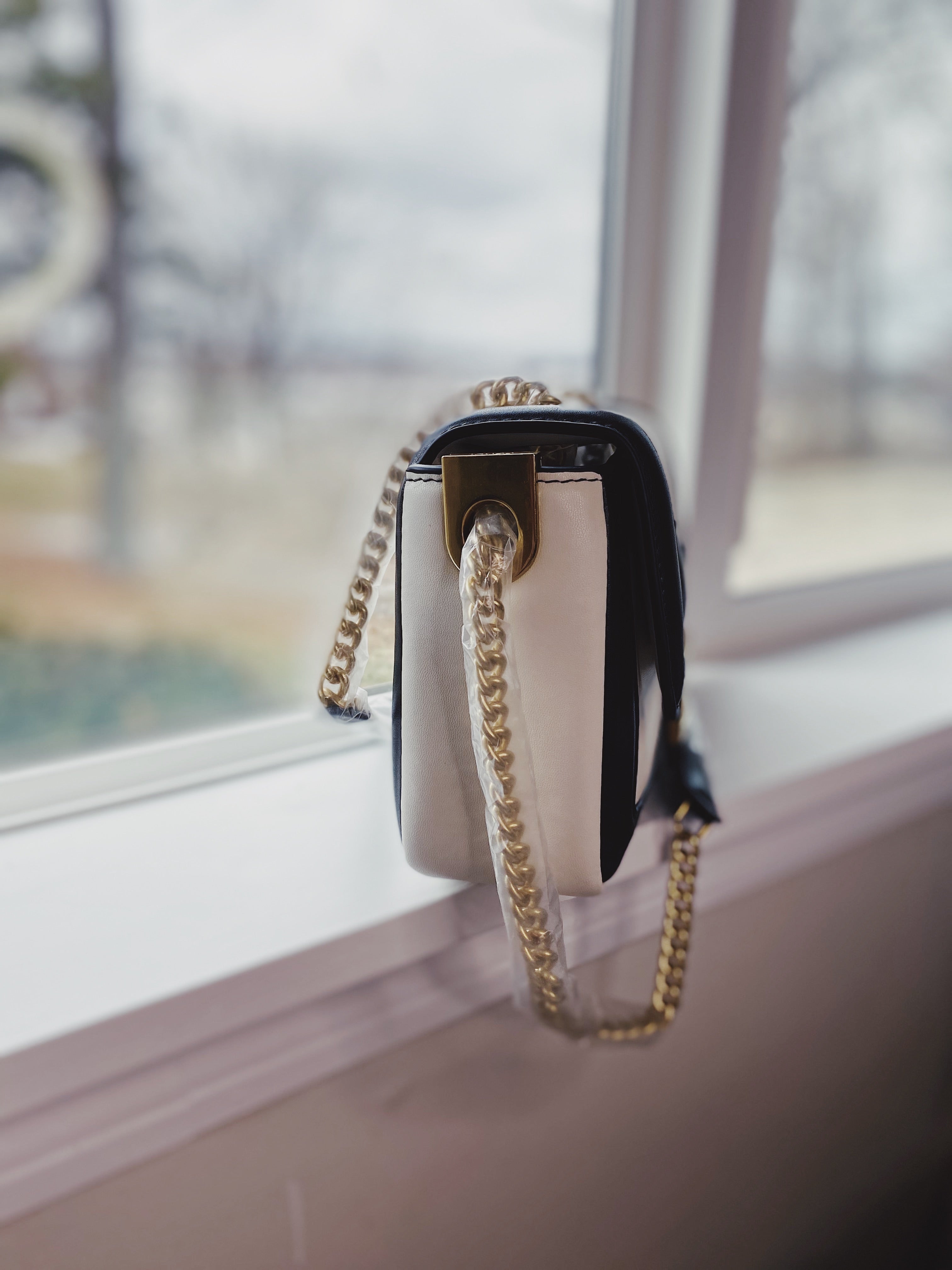 [TOP] FENDI White Baguette Shoulder Bag