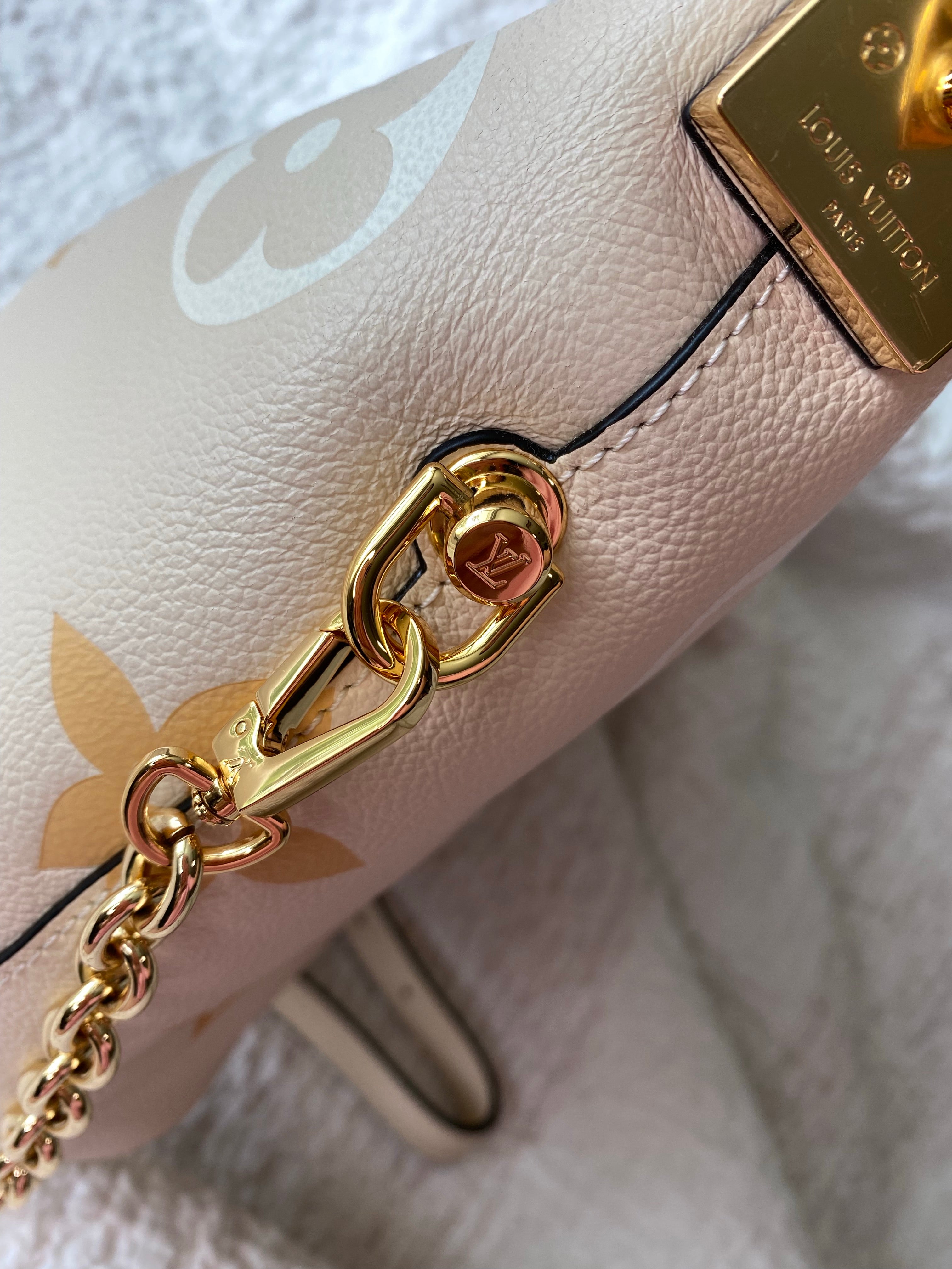[TOP] Louis Vuitton LV Marshmallow Hobo Bag 24 x 22 x 13 cm - Vanilla Yellow