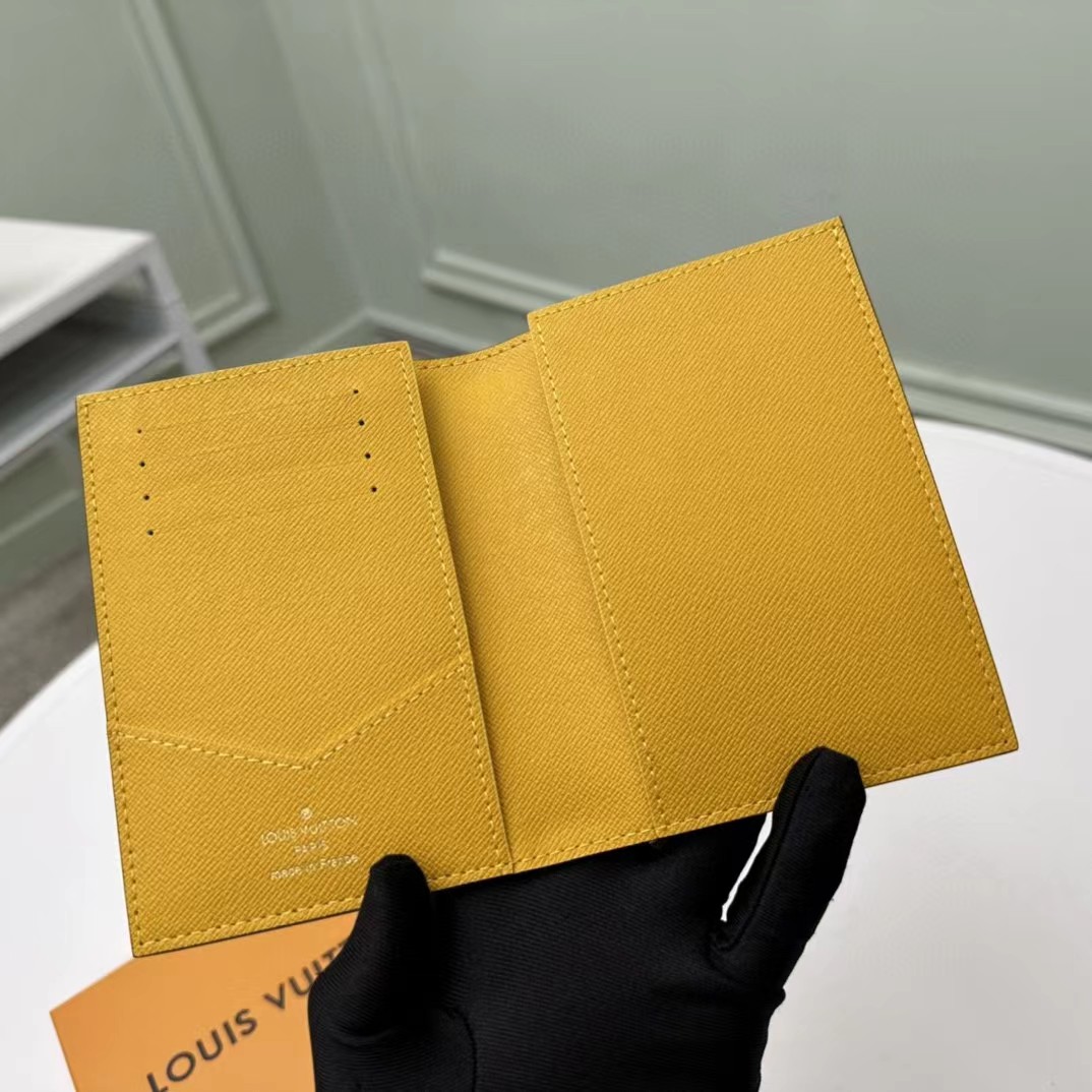 [TOP] Louis Vuitton LV Passport Cover