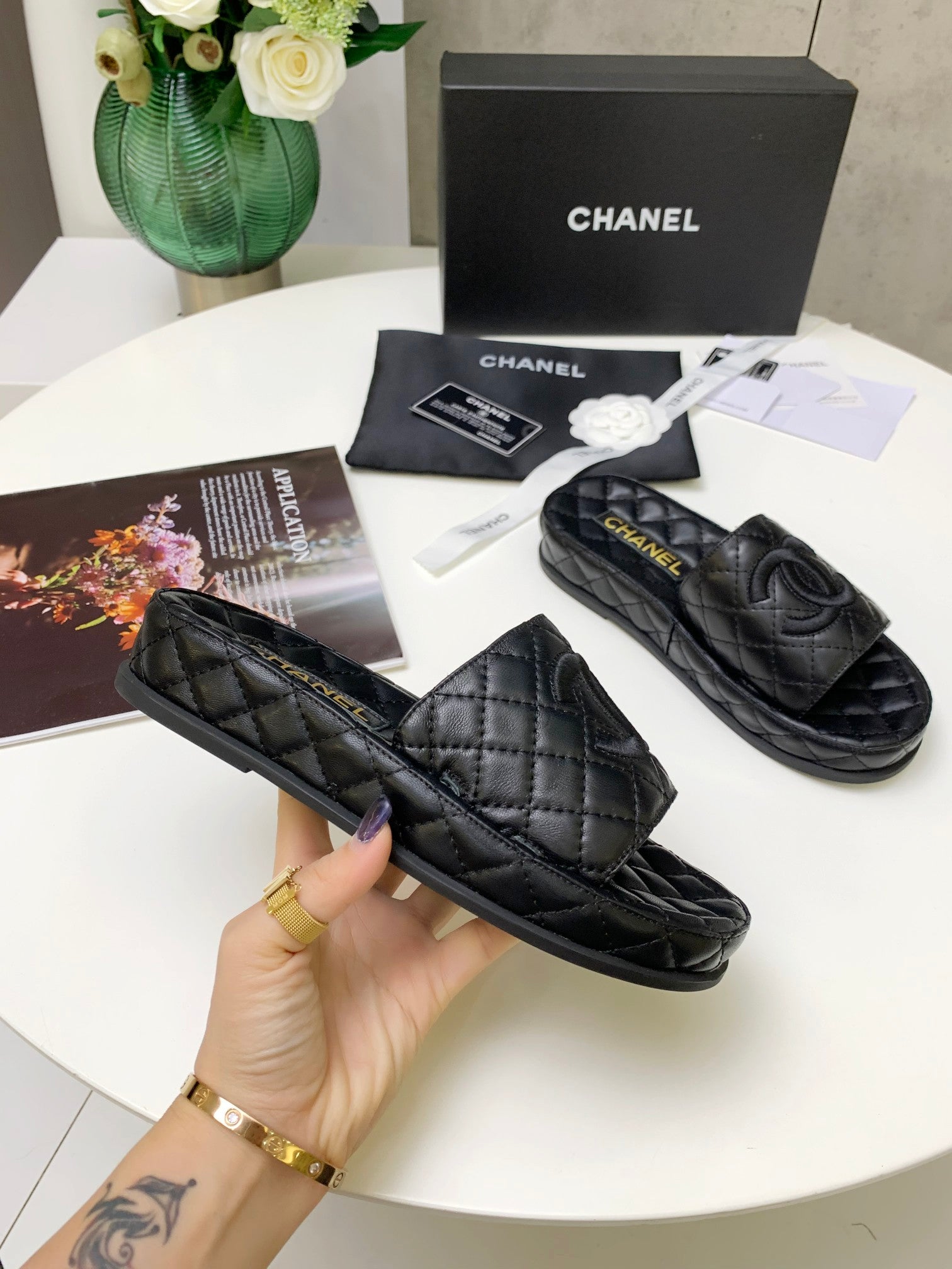 [TOP] CHANEL Quilted Embroidery Double C Slides - Black