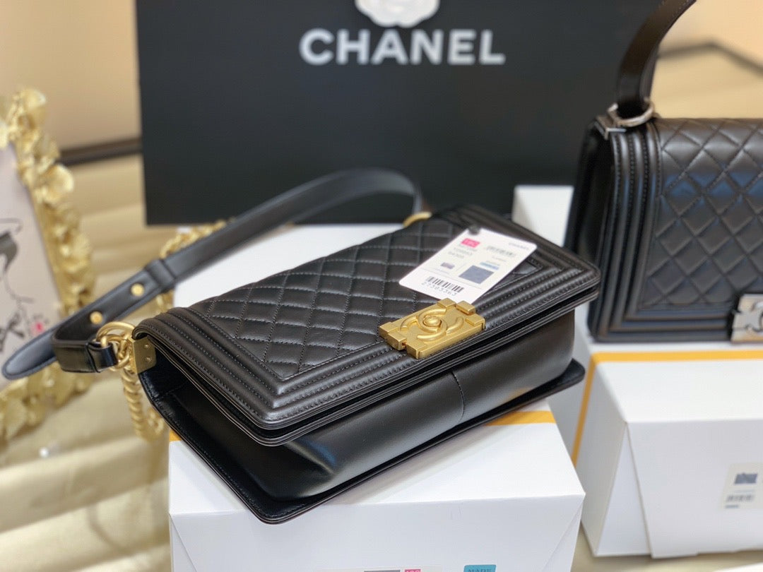 [TOP] CHANEL Le Boy Bag Smooth Leather Medium 25cm - Black & GHW
