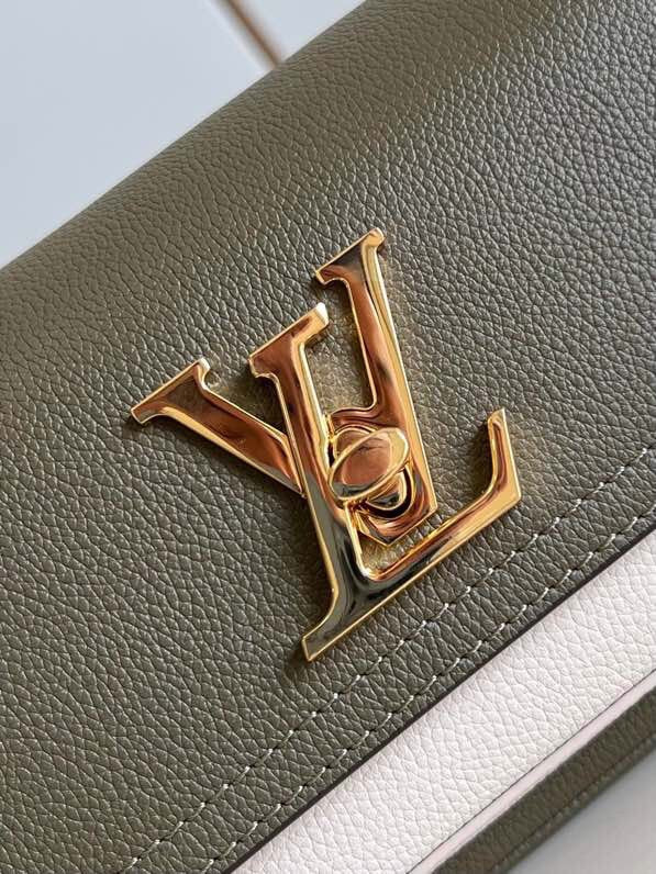 [TOP] Louis Vuitton LV L*V Lock Me Tender 13 x 8 x 19 cm- Khaki