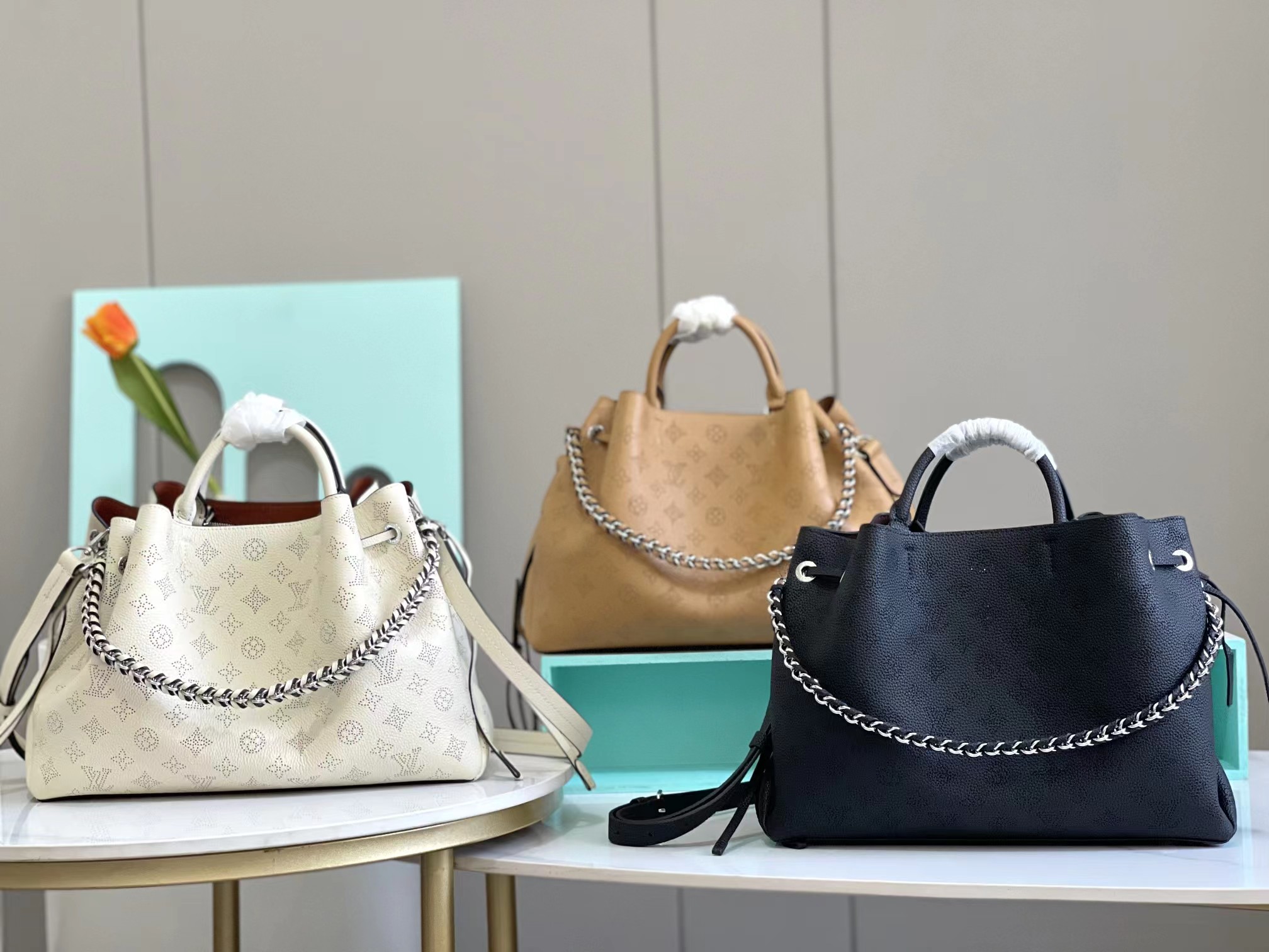 [TOP] Louis Vuitton LV Mahina Bella Tote Bag - Black/White/Beige