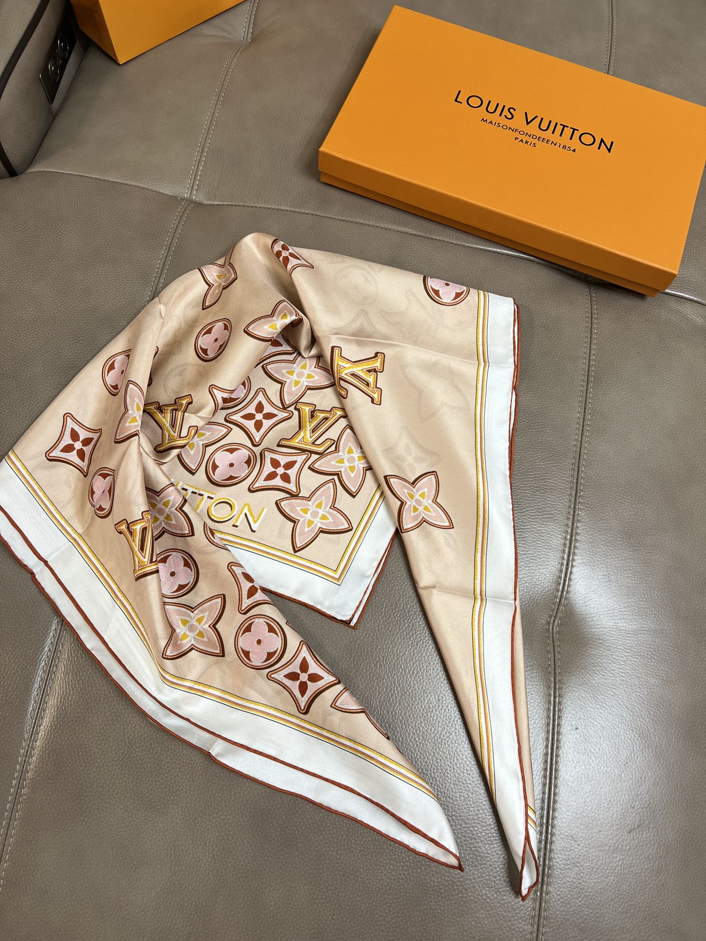 [TOP] Louis Vuitton LV Monogram Cascade Scarf