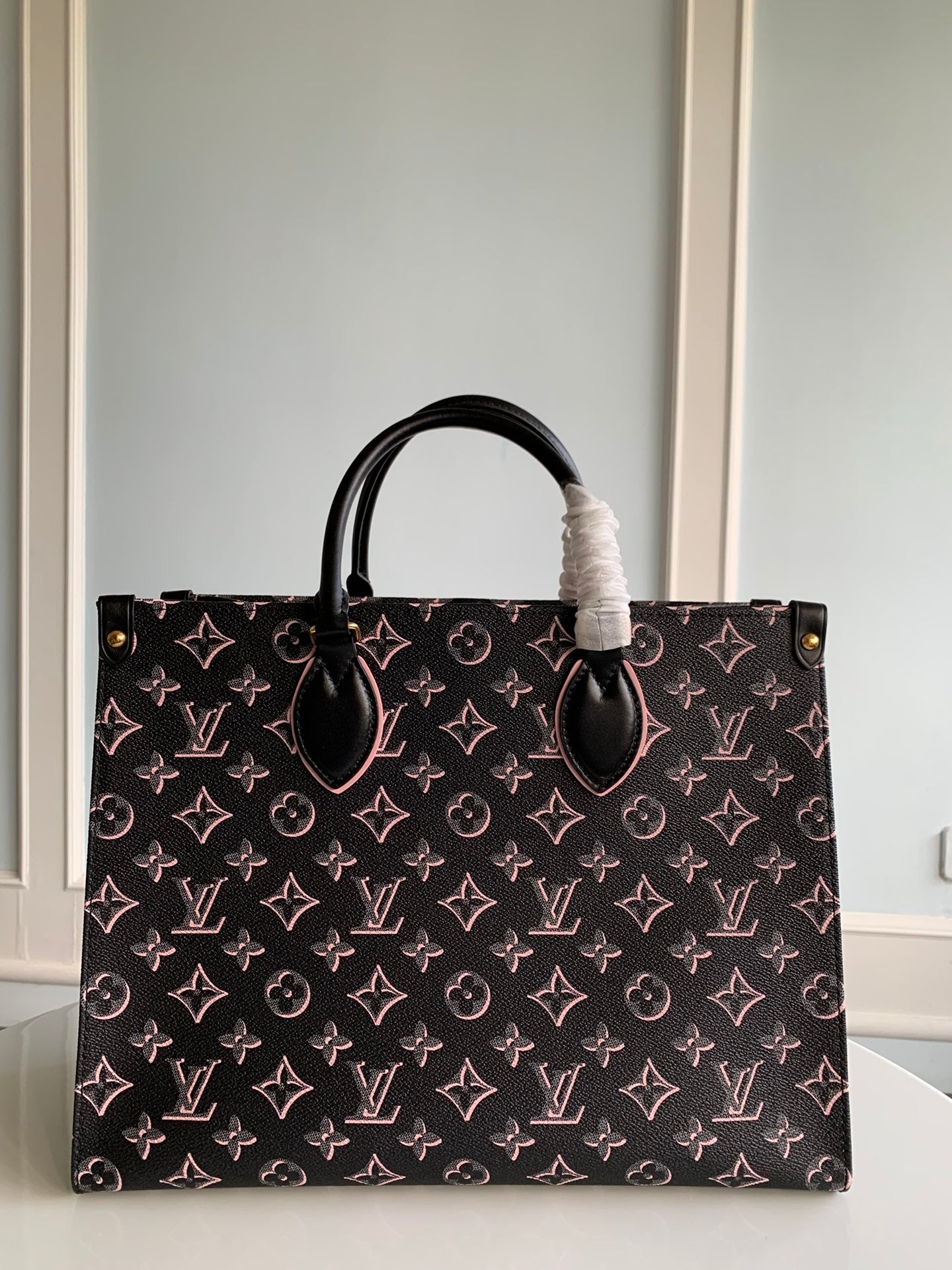 [TOP] Louis Vuitton LV On The Go MM Fall For You Monogram Tote 35x27x14cm - Black