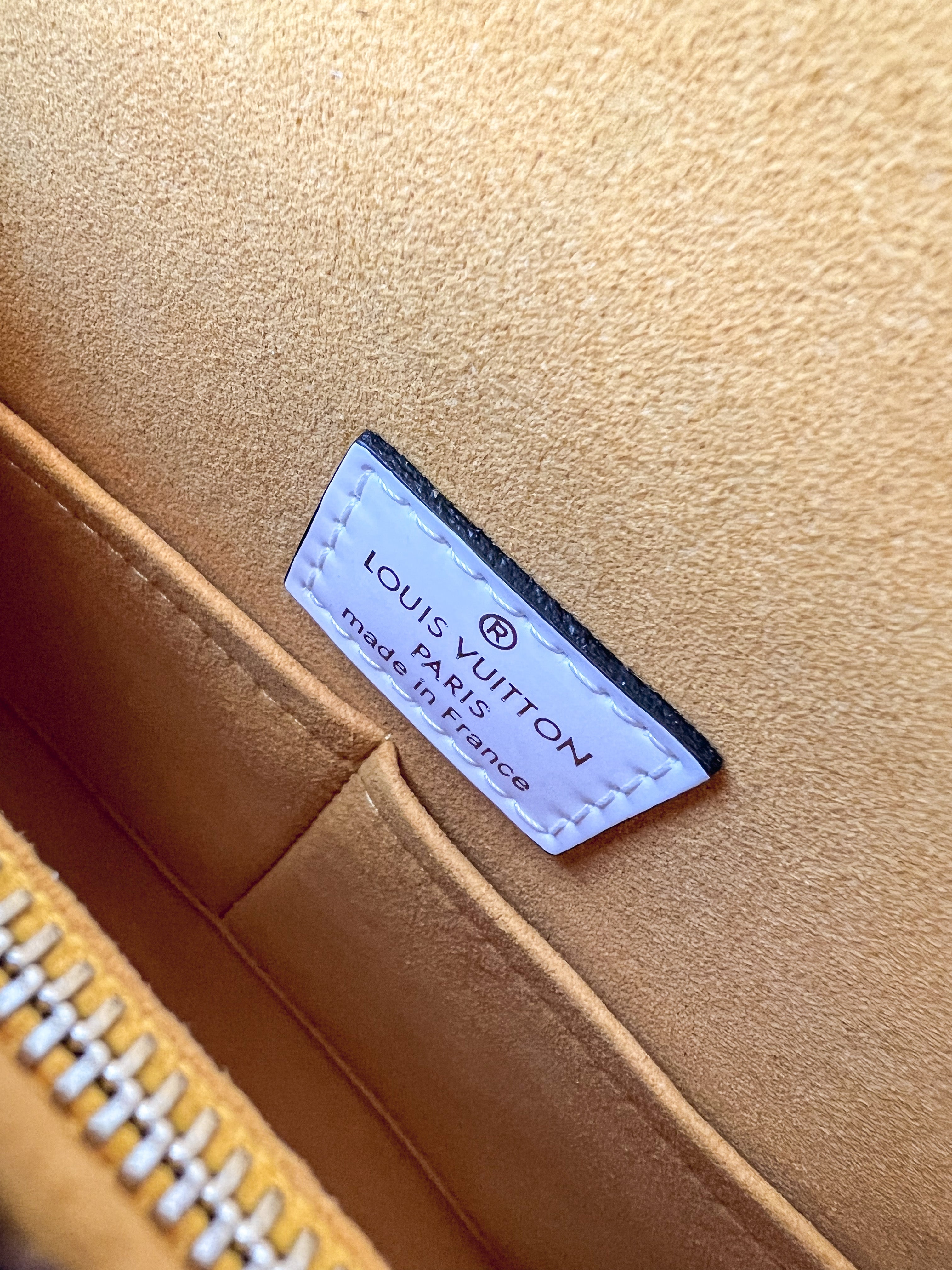 [TOP] Louis Vuitton LV Cluny MM Epi Leather 19 ×10 ×24 cm- White