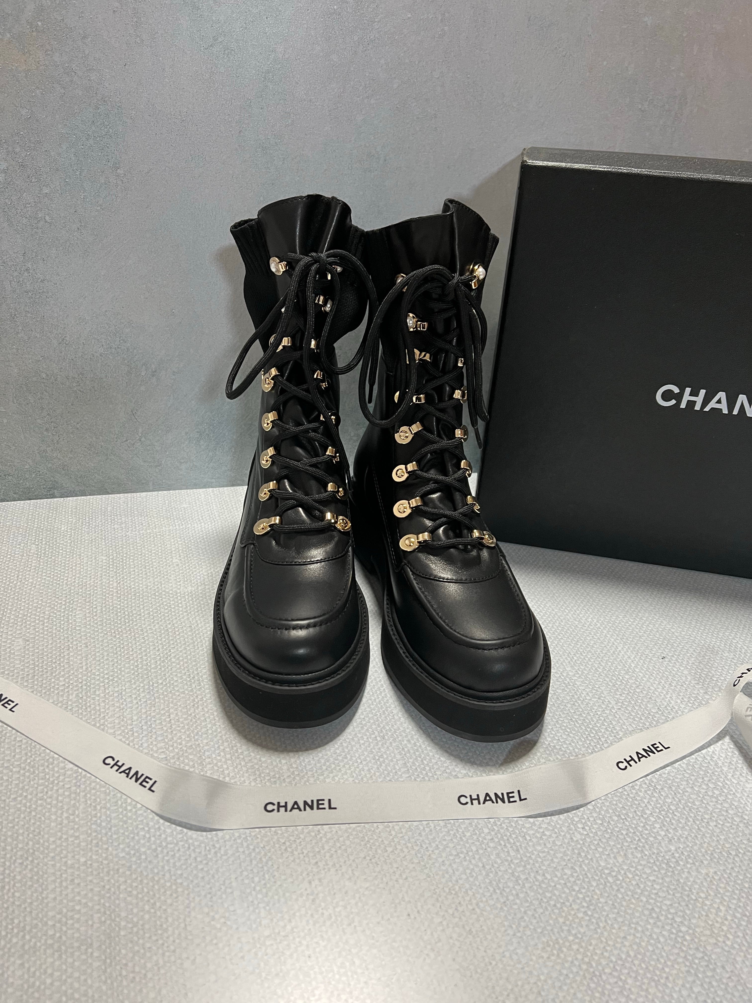 [TOP] CHANEL Icon Plain Toe Round Lace Up Casual Boots - Black
