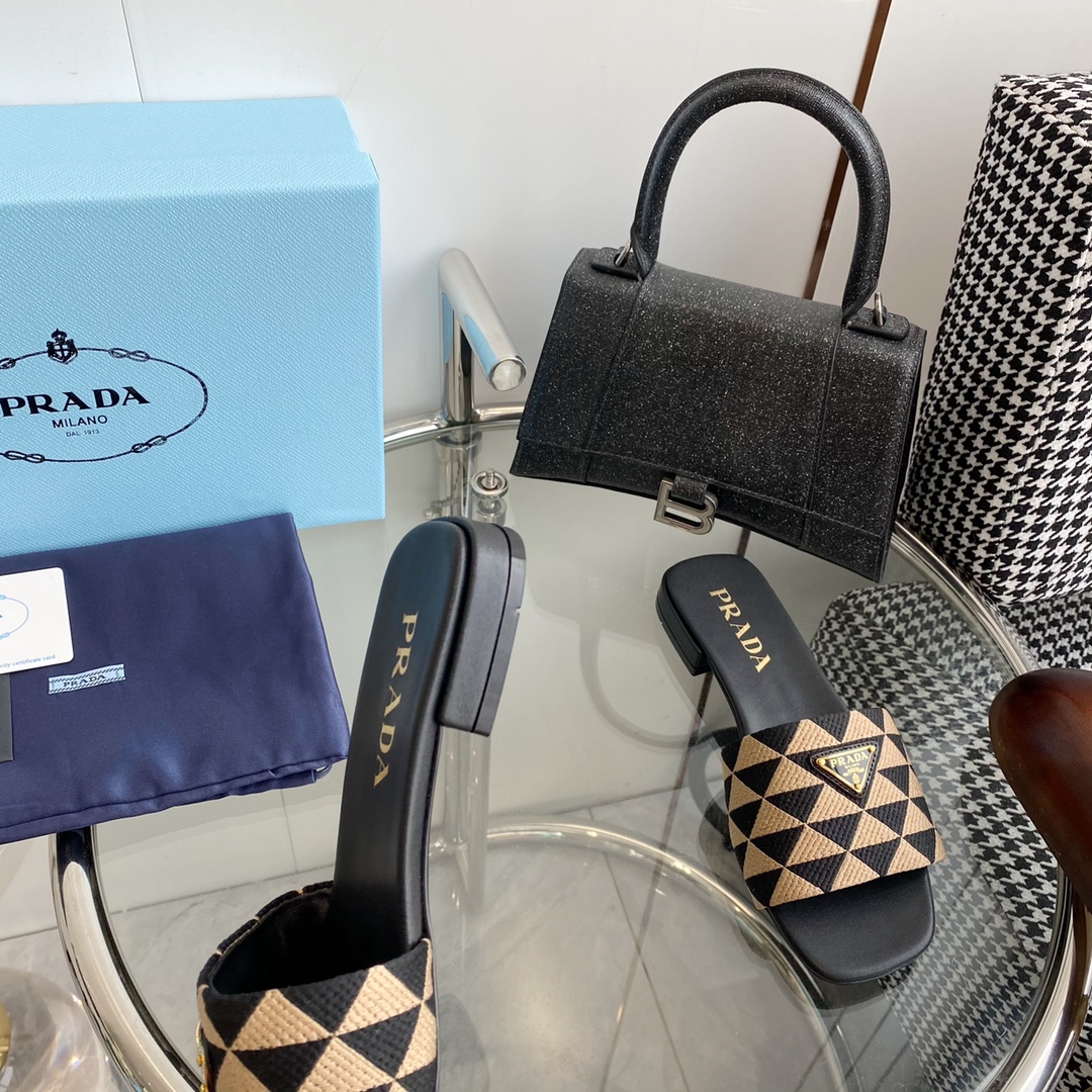 [TOP] PRADA Triangle Logo Flat Sandals