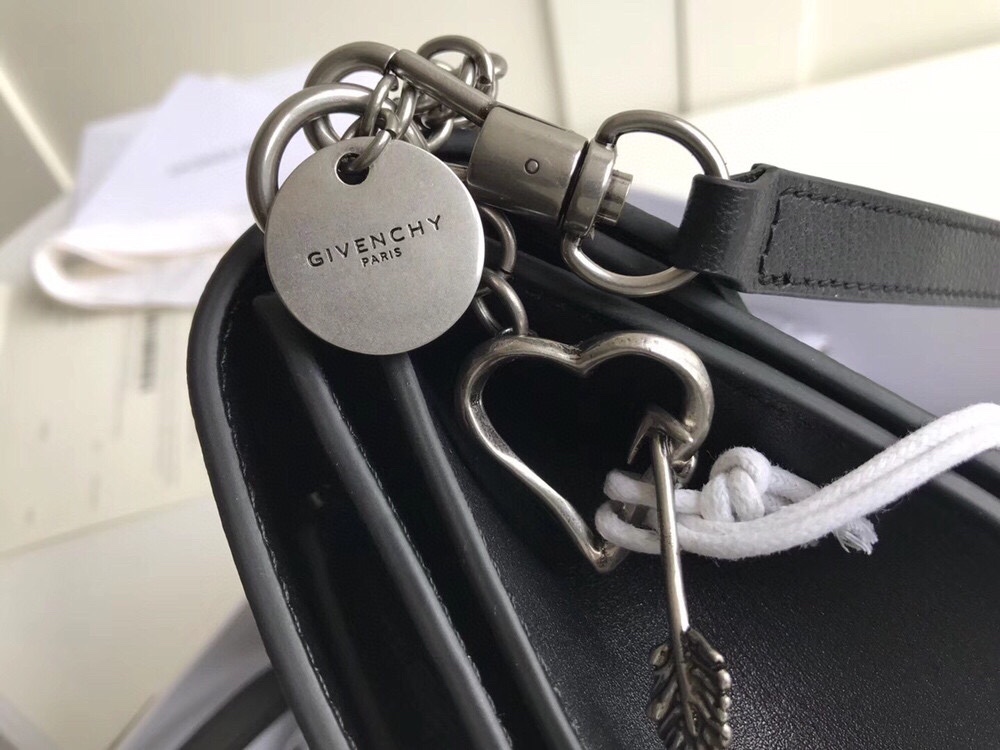 [Top] GIVENCHY GV3 Shoulder Bag 21x14x7cm - Black