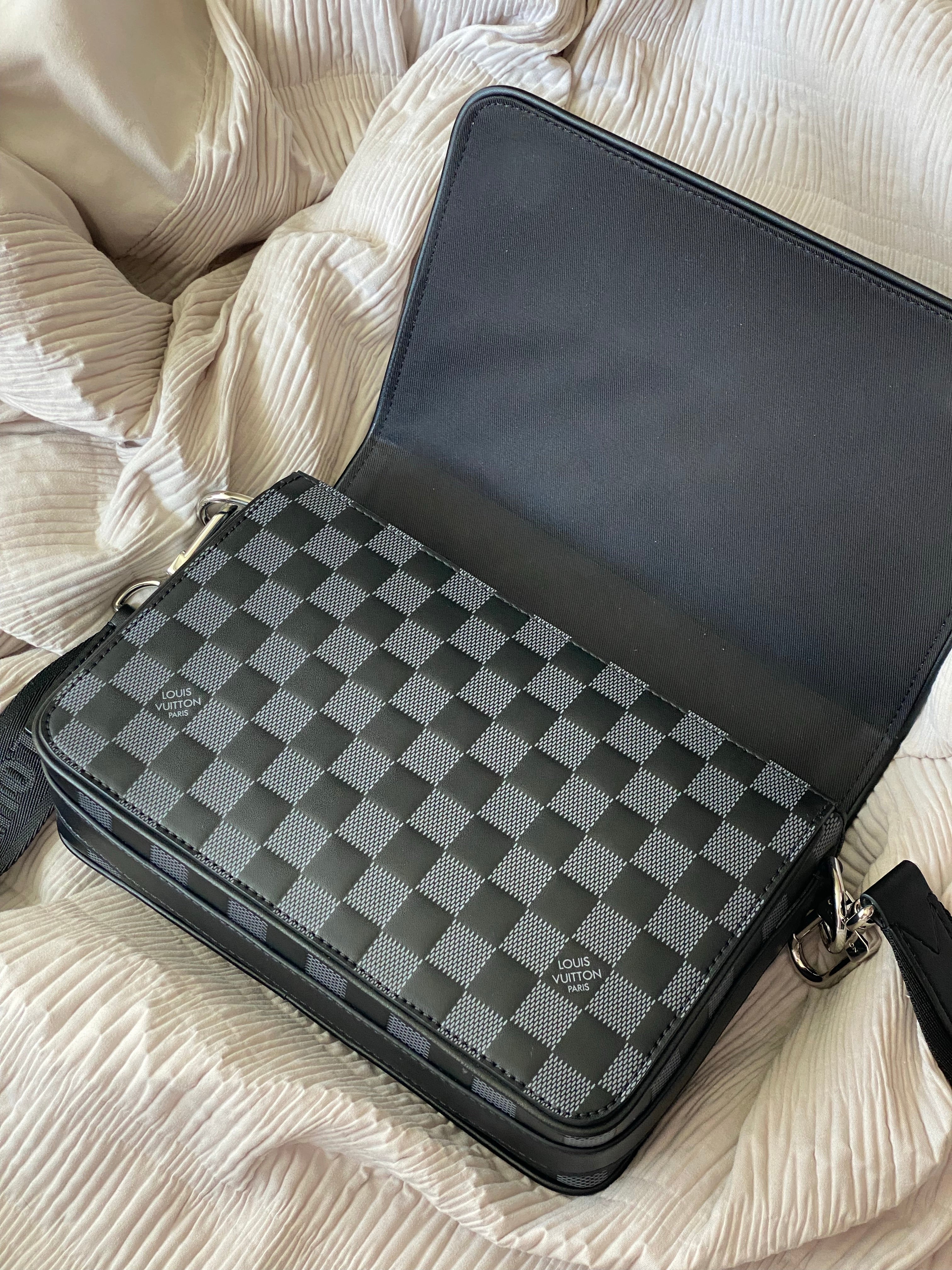 [TOP] Louis Vuitton LV  Messenger Bag 24 x 14 x 5 cm- Black