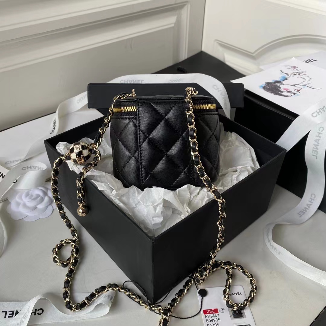 [TOP] CHANEL Vanity Case Lambskin 8.5*11*7cm -Black & White-GHW-2 colours