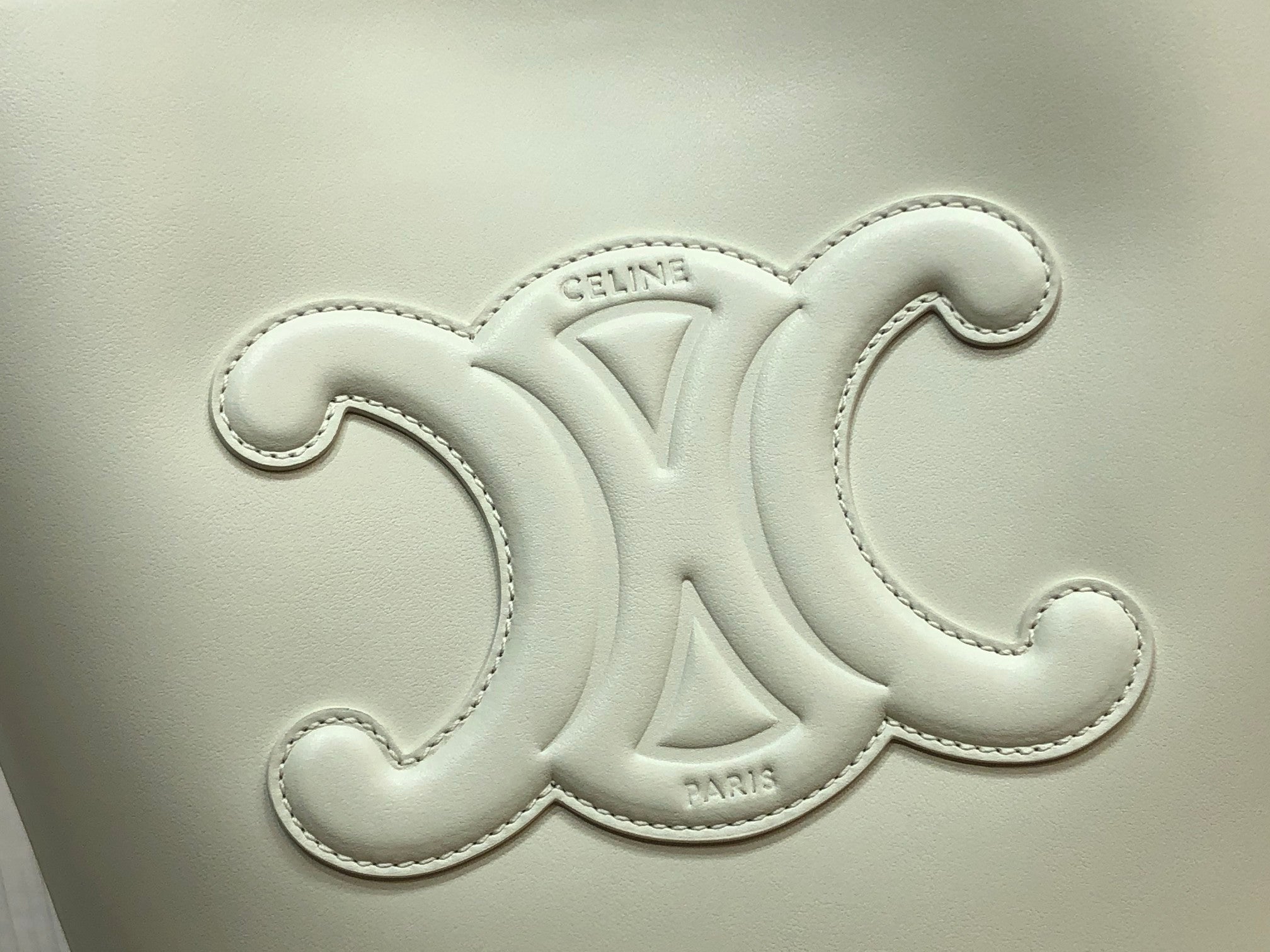 [TOP] CELINE Cuir Triomphe Bucket Bag 18X22X43CM  - White