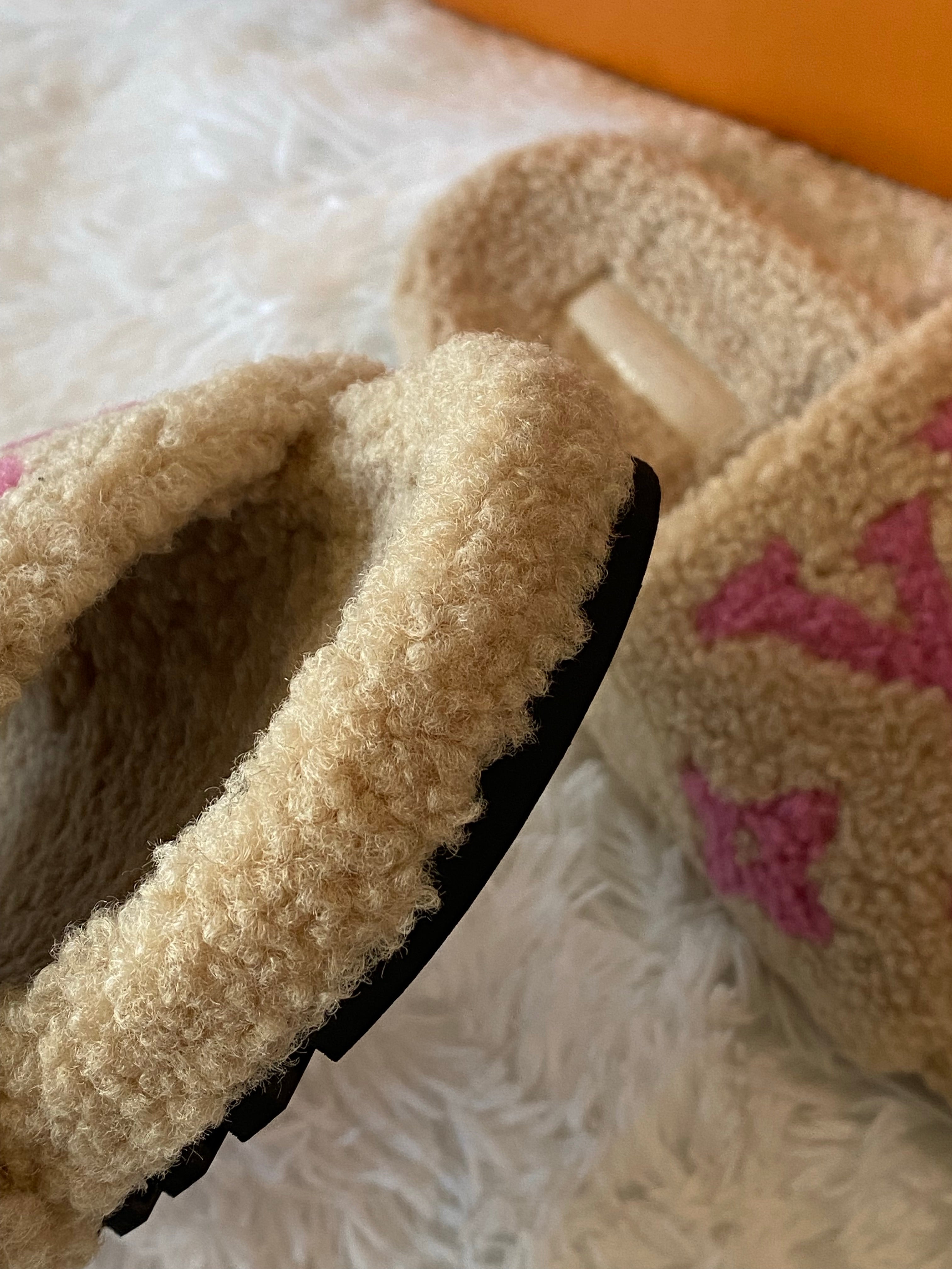 [TOP] Louis Vuitton LV £V Shearling Mules - Beige + Pink