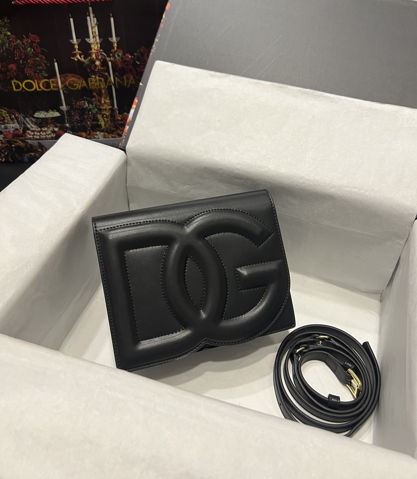 [TOP] Dolce & Gabbana D&G Calfskin DG Logo Bag 16*20*5.5cm - Black