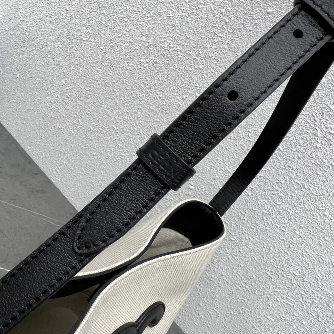 [TOP] CELINE Cuir Triomphe Bucket Bag 22×18×13 - Black/White