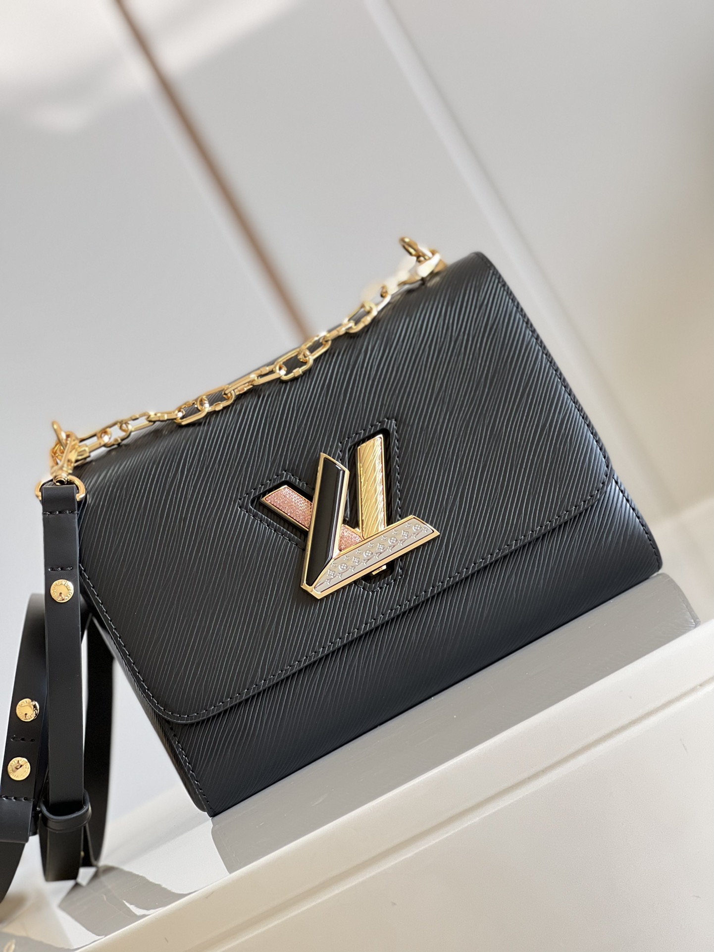 [TOP] Louis Vuitton LV  Epi Twist Bag 23 x 17 x 9.5 cm-Black