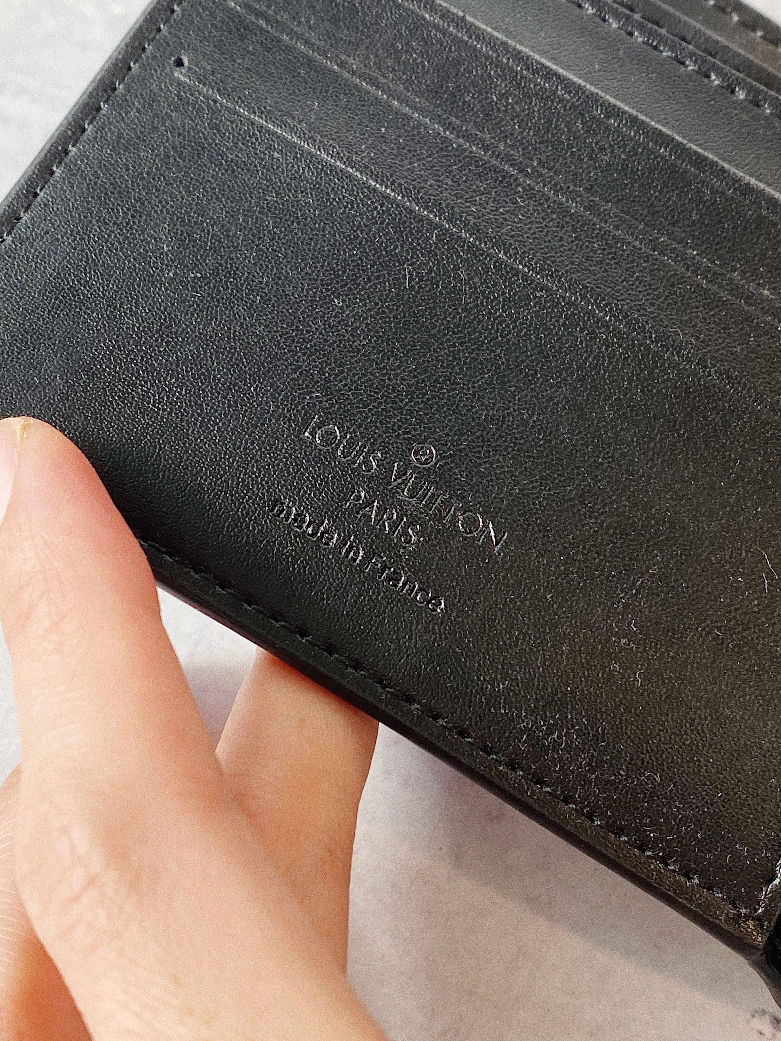 [TOP] Louis Vuitton LV L*V Plain Leather Logo Folding Men Wallet - Black