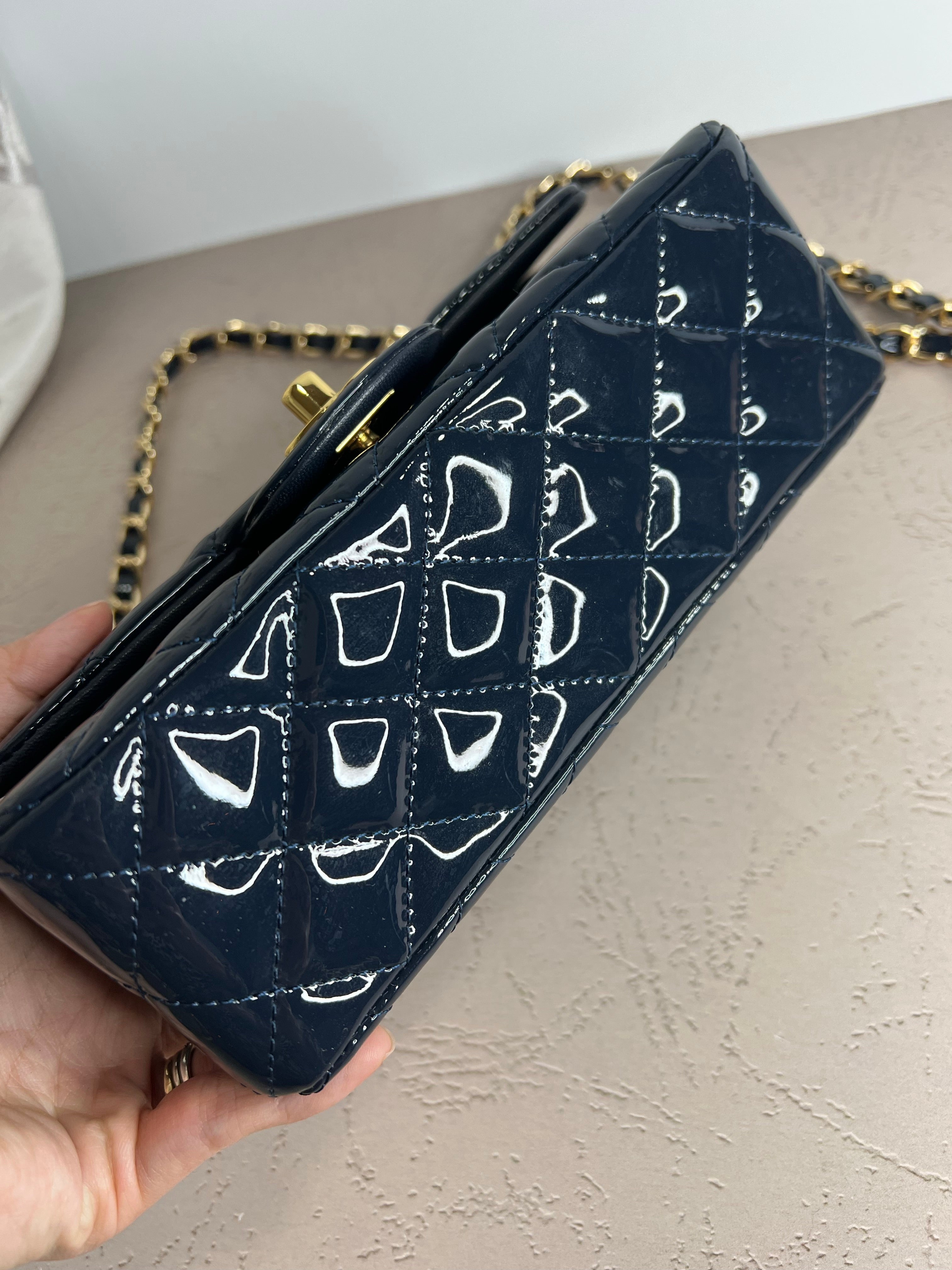 [TOP] CHANEL Classic Flab Bag Patent Leather New Mini 20cm - Dark Blue