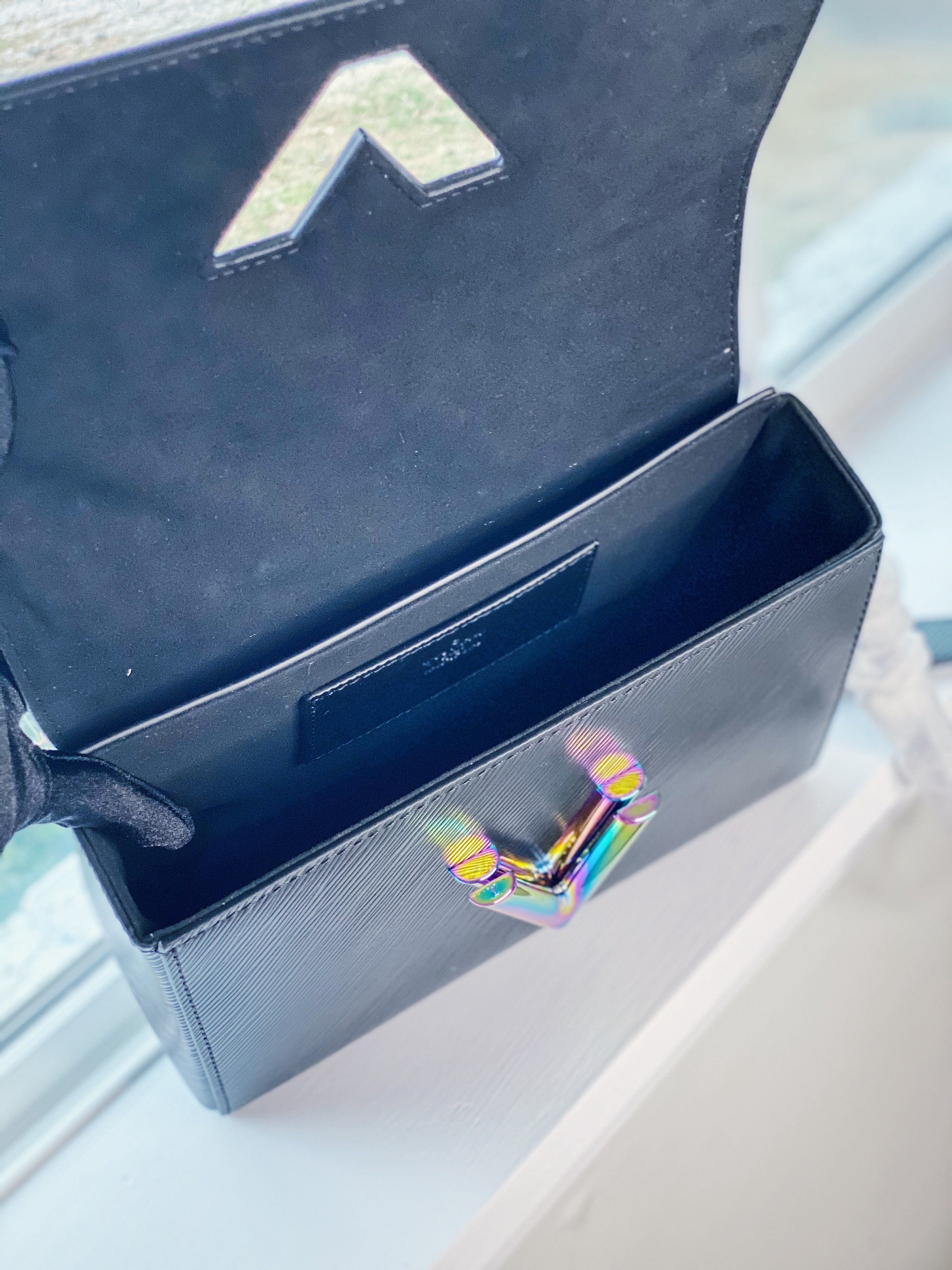 [TOP] Louis Vuitton LV £V Epi Twist Chain Bag 23X17X9.5CM - BLACK