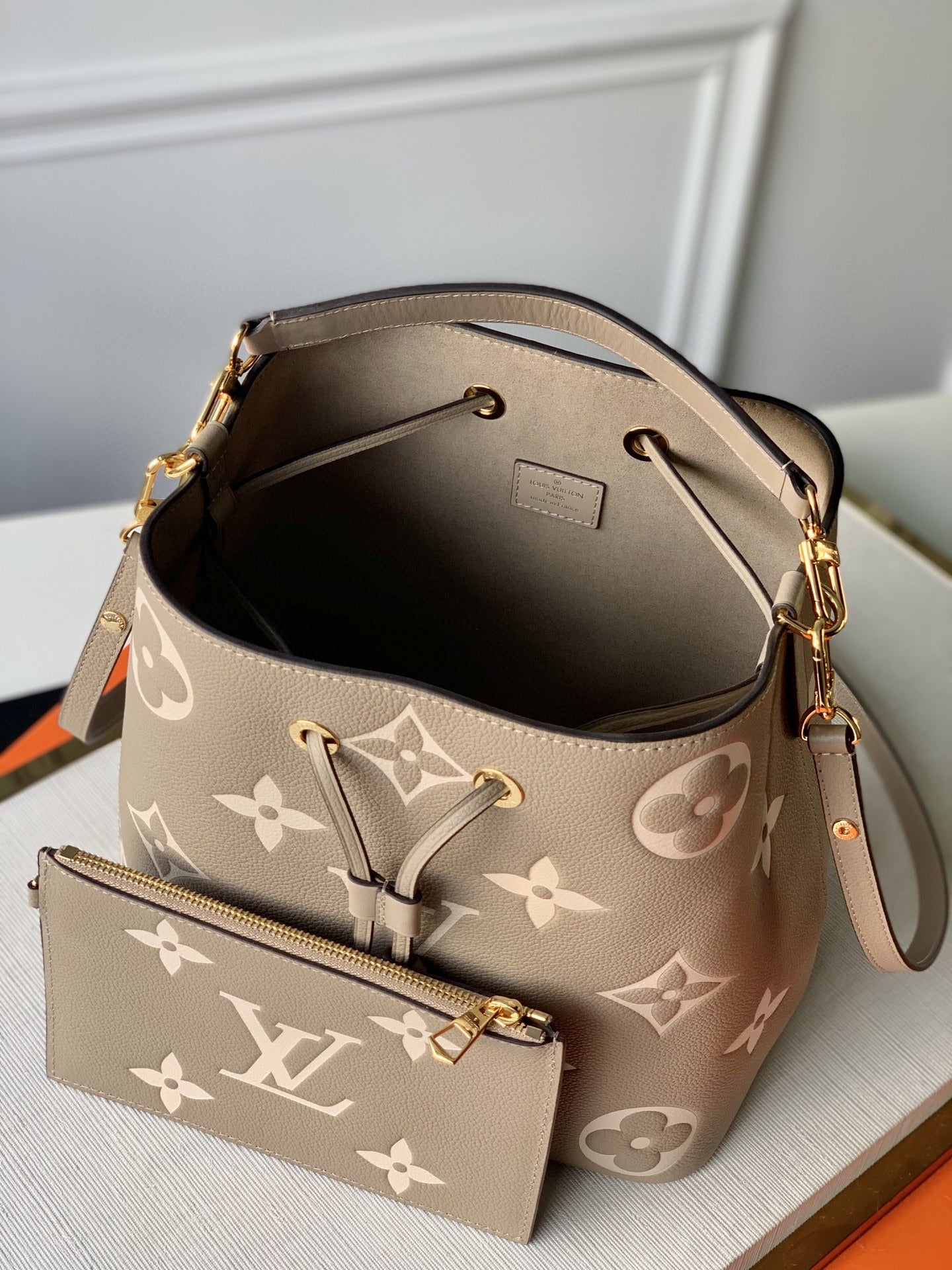 [TOP] Louis Vuitton LV  Monogram Noe MM  27x25x20cm - Tourterelle Creme