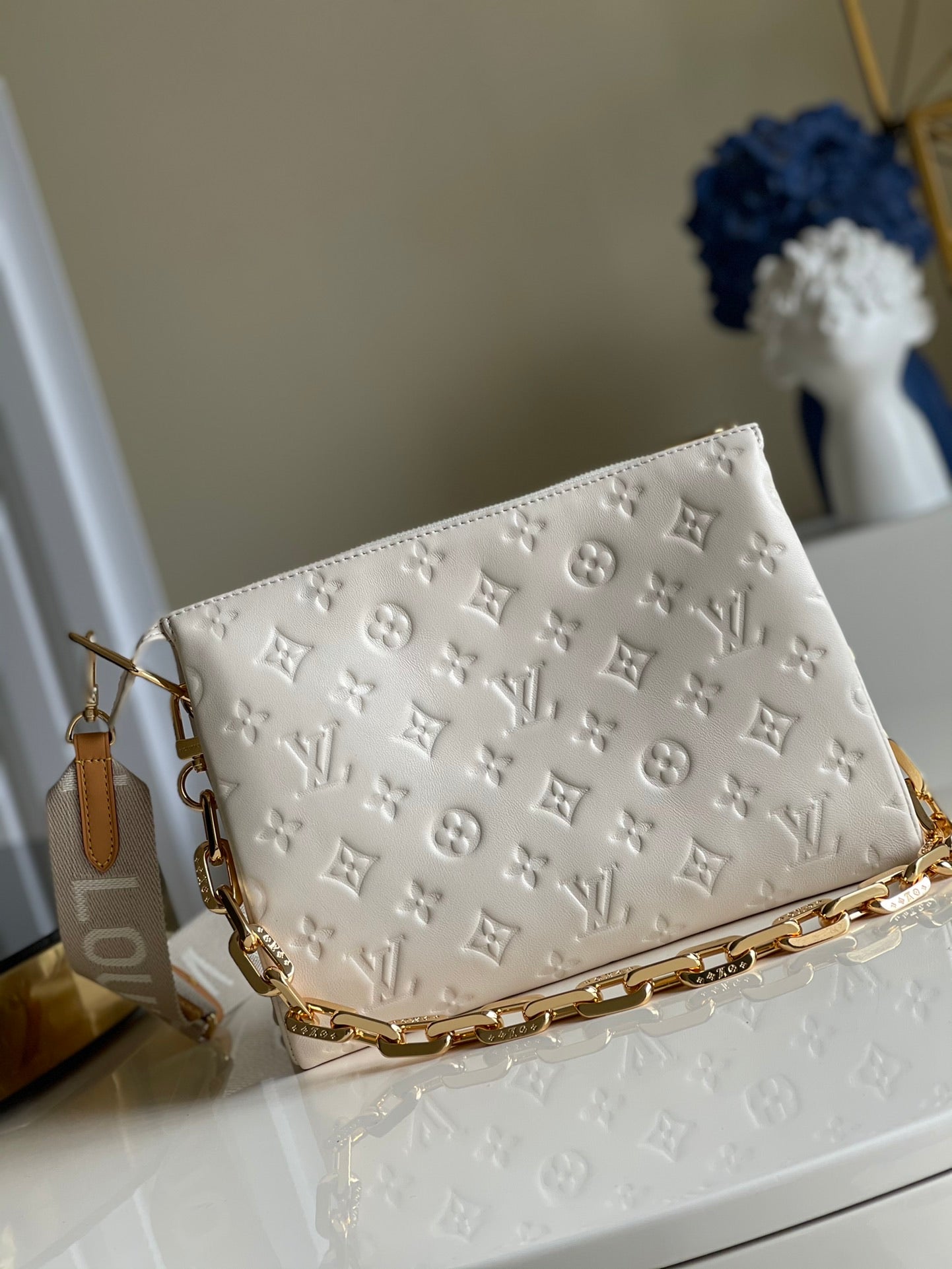 [TOP] Louis Vuitton LV £V Coussin Empreinte 26x20x12cm-  WHITE