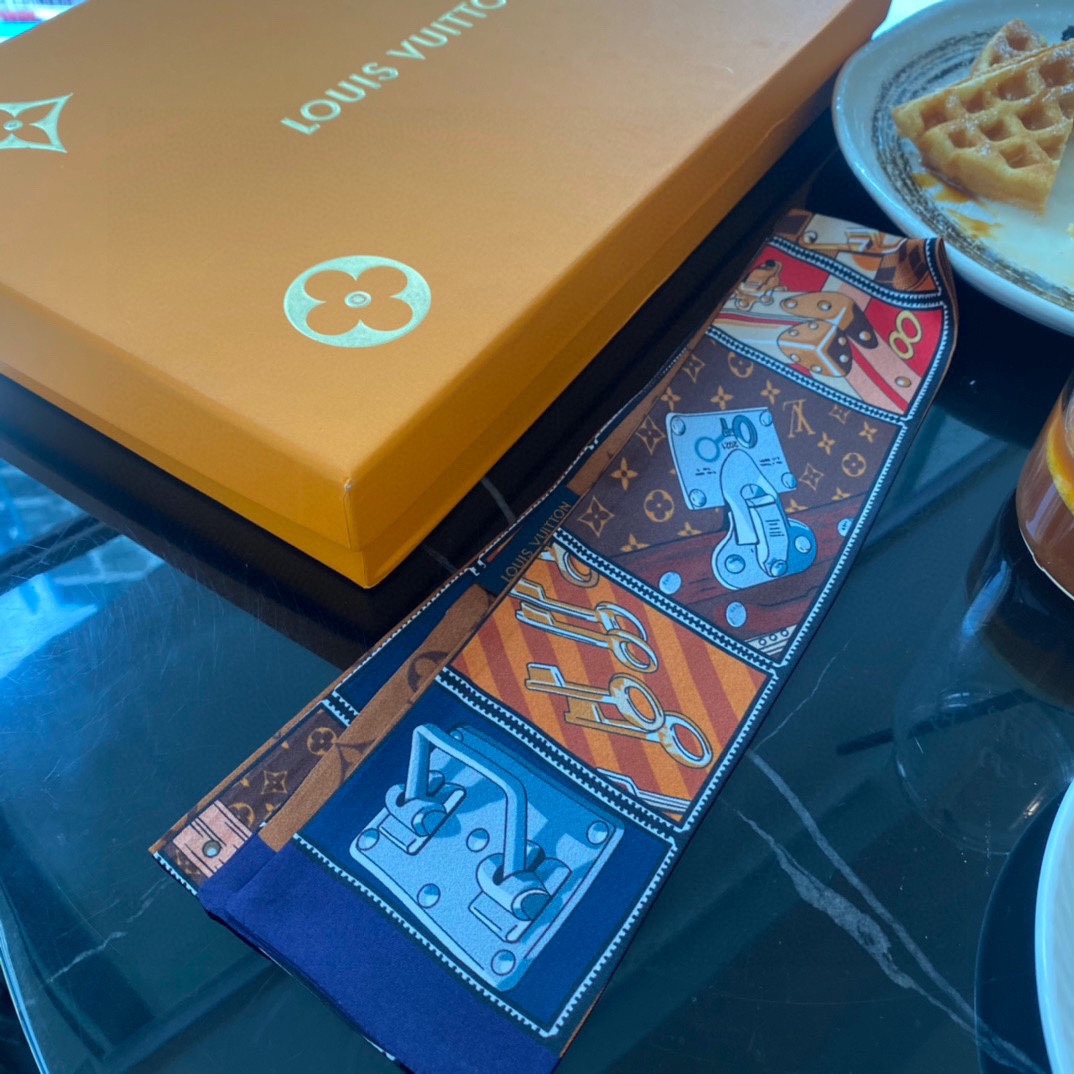 [TOP] Louis Vuitton LV L*V Tie Scarf